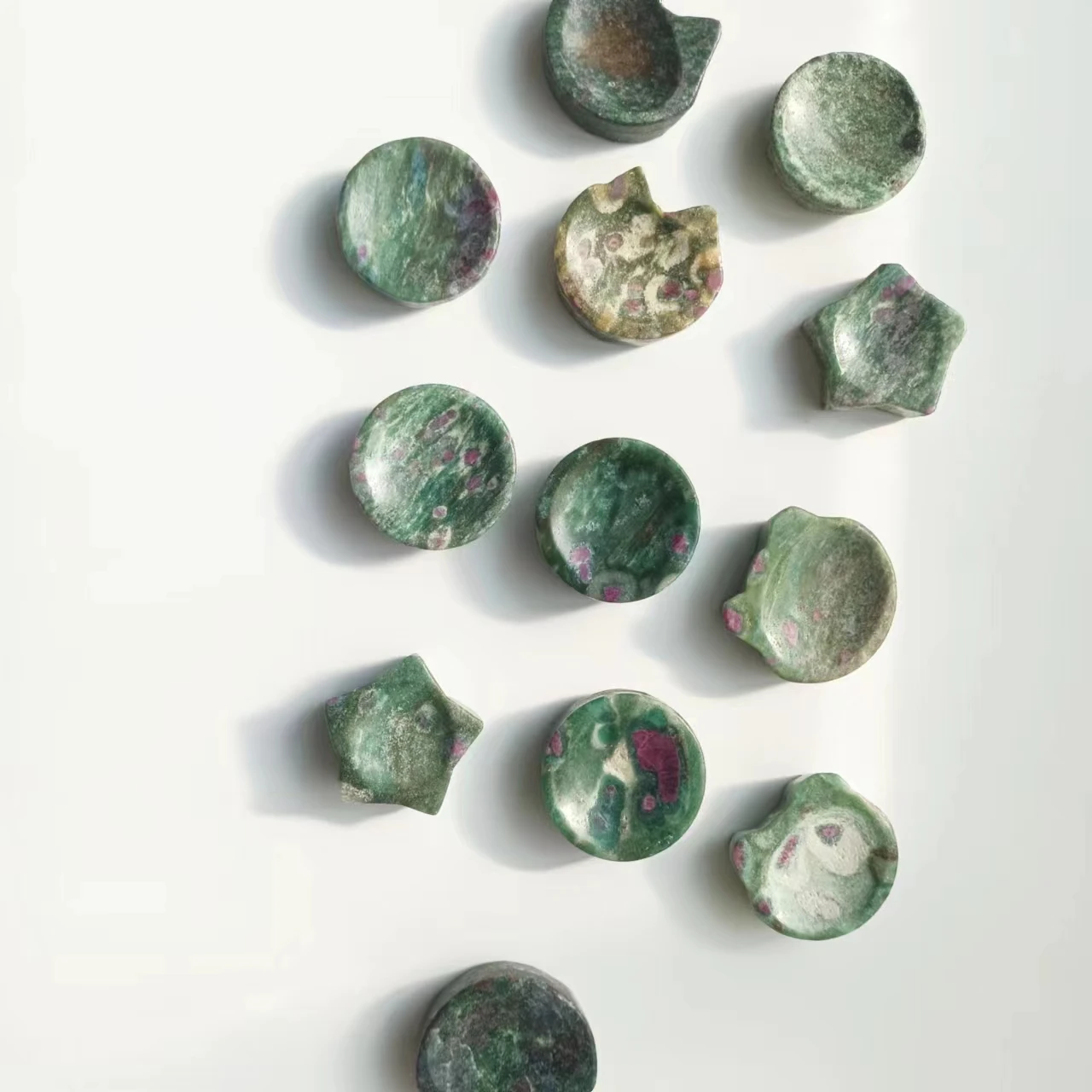 Most popular in 2023 natural crystal ruby fuchsite crystal bowl hand-carved polished gem crafts home demagnetizing ashtray