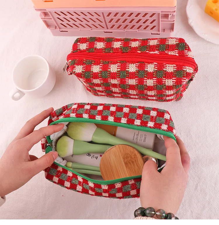 2023 Custom Cute Red Wholesale Make Up Pouch Polyester Knit Christmas Toiletry Crochet Cosmetic Bag