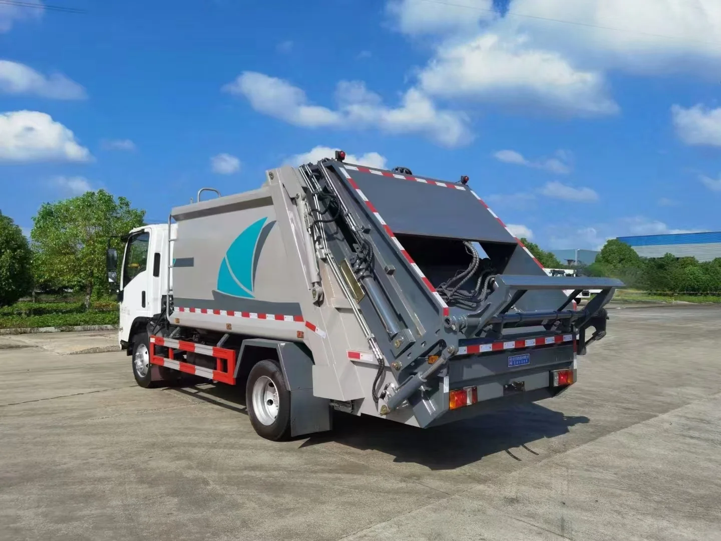 Factory direct sale Isuzu 9cubic meters garbage compression truck for garbage collection and transportation