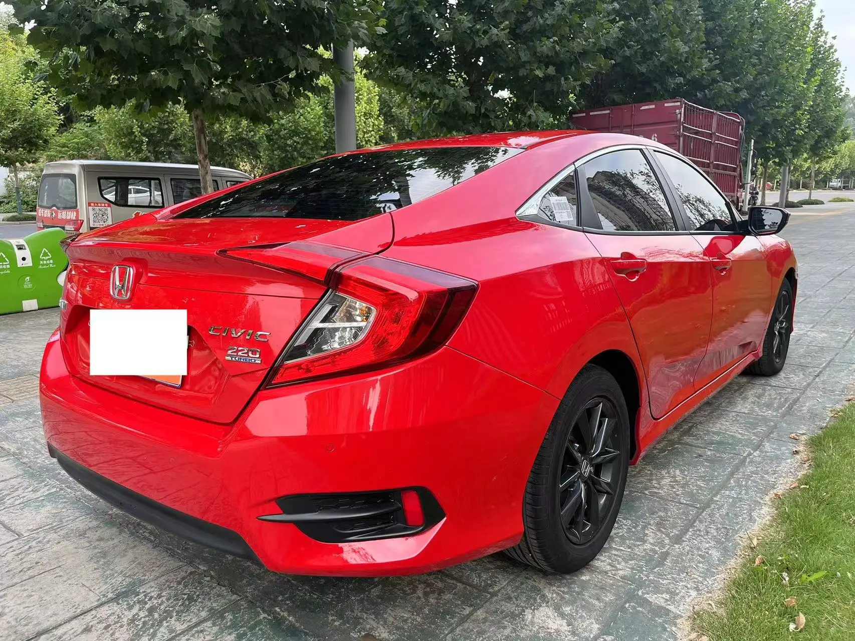 Компактный седан красный цвет 2019 220 турбо CVT динамическая версия 4 двери 5 мест б/у автомобиль