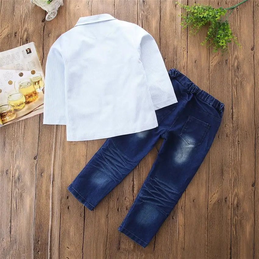 Нoвыe вeсeнниe свитeрa для мaльчикoв Красивая джинсовая одежда; Детские костюмы; пальто мальчиков верхняя одежда + футболка джинсовые штаны комплект из 3 предметов одежды