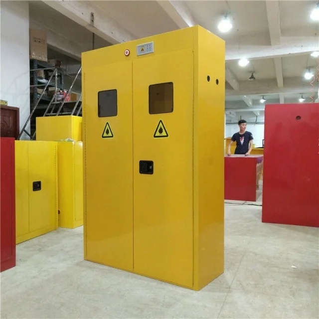 Металлический шкаф для хранения газовых баллонов