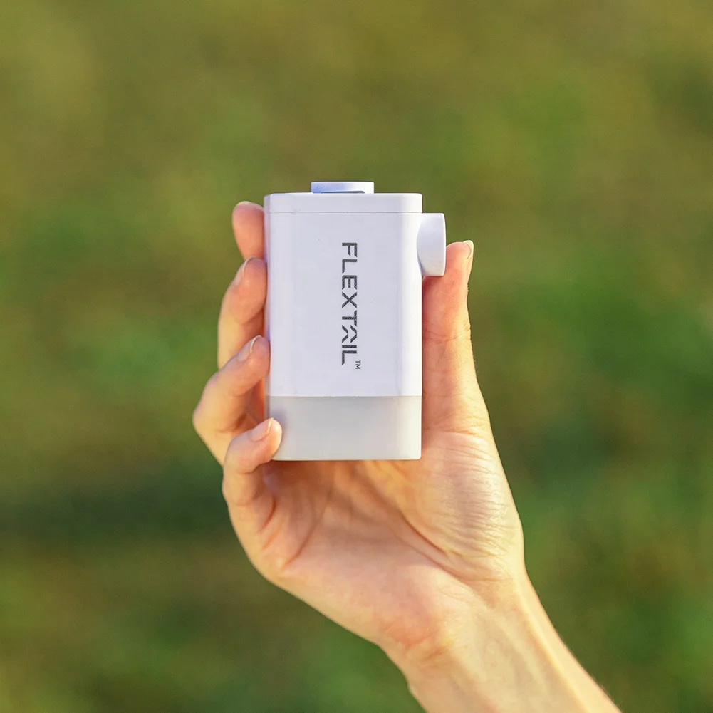 Новый дизайн 2022 водонепроницаемый электрический воздушный насос Flextailgear на батарейках 5 В надувной 4 в 1 с подсветкой для кемпинга