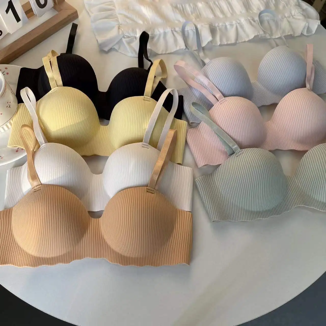 Simple and natural Girls Traceless wireless bra with smooth stripes One piece Gather seamless bra