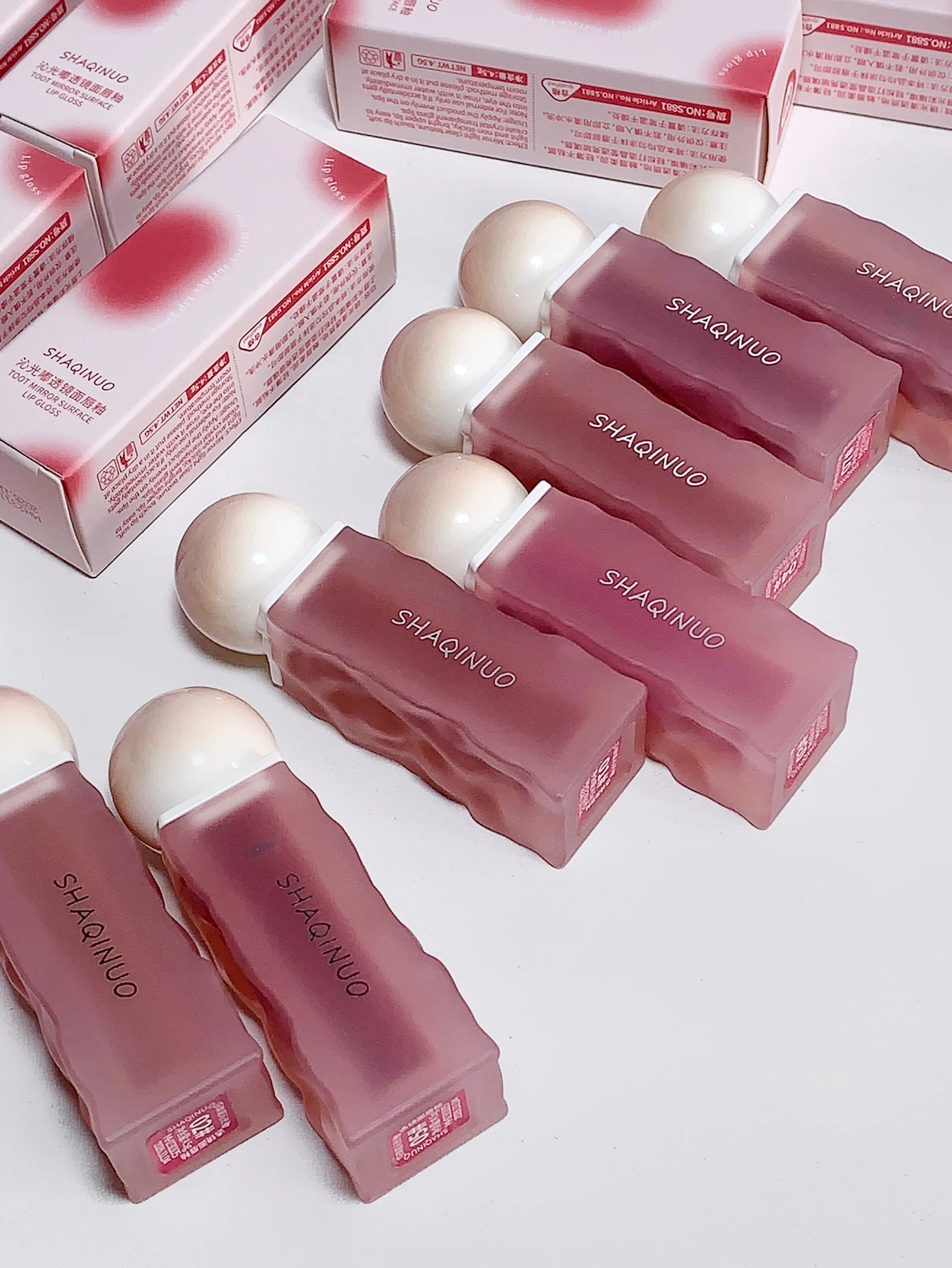 SHAQINUO ODM Watershine Mirror Lip Tint Gloss Whitening And Moisturizing Vegan Makeup Holding Lipstick