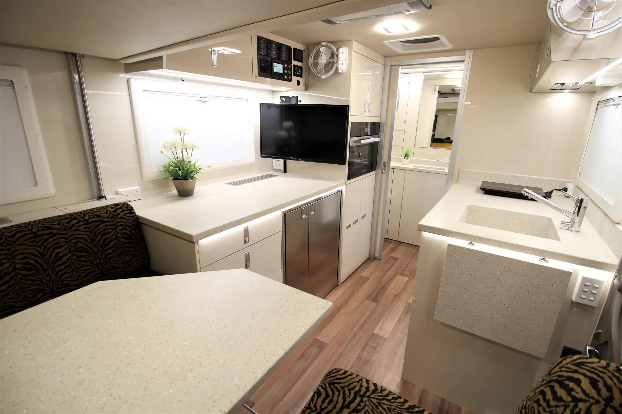 2022 Новый экспедиционный грузовик для кемпинга Kinlife 4x4 с Ensuite