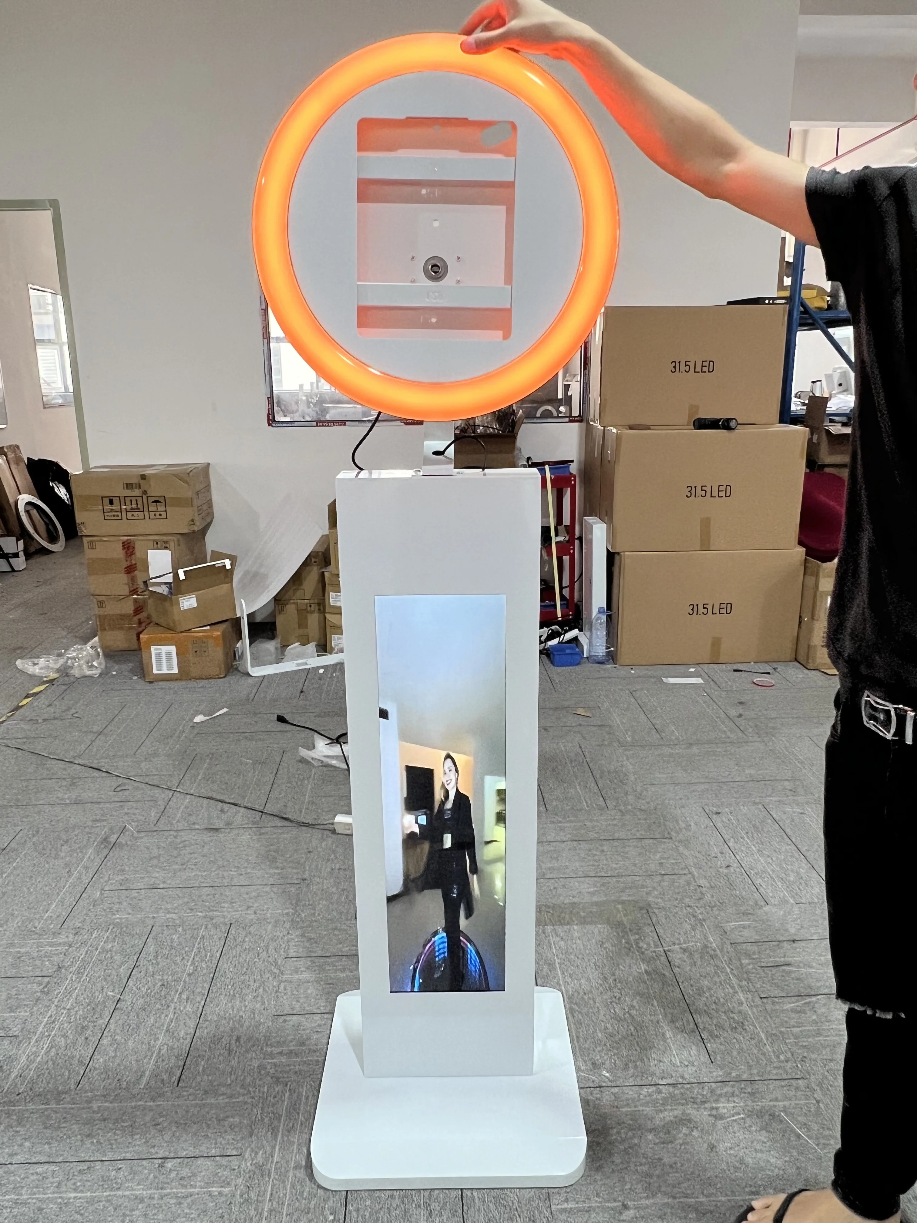 Portable Selfie Photo Booth 29 Inch Stretched Bar Screen LCD Ipad Photo Booth with Wheels