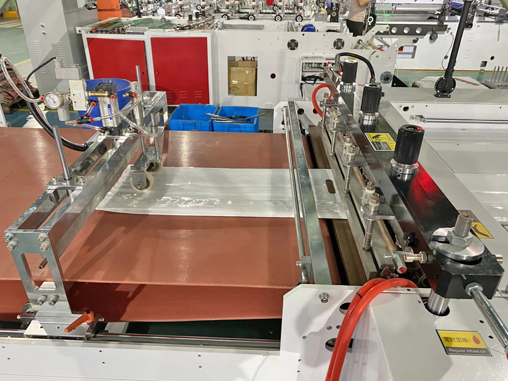 Система летающих ножей с нижней ластовицей, машина для горячего запечатывания и резки пакетов для изготовления сверхпрочных густых цементных пакетов