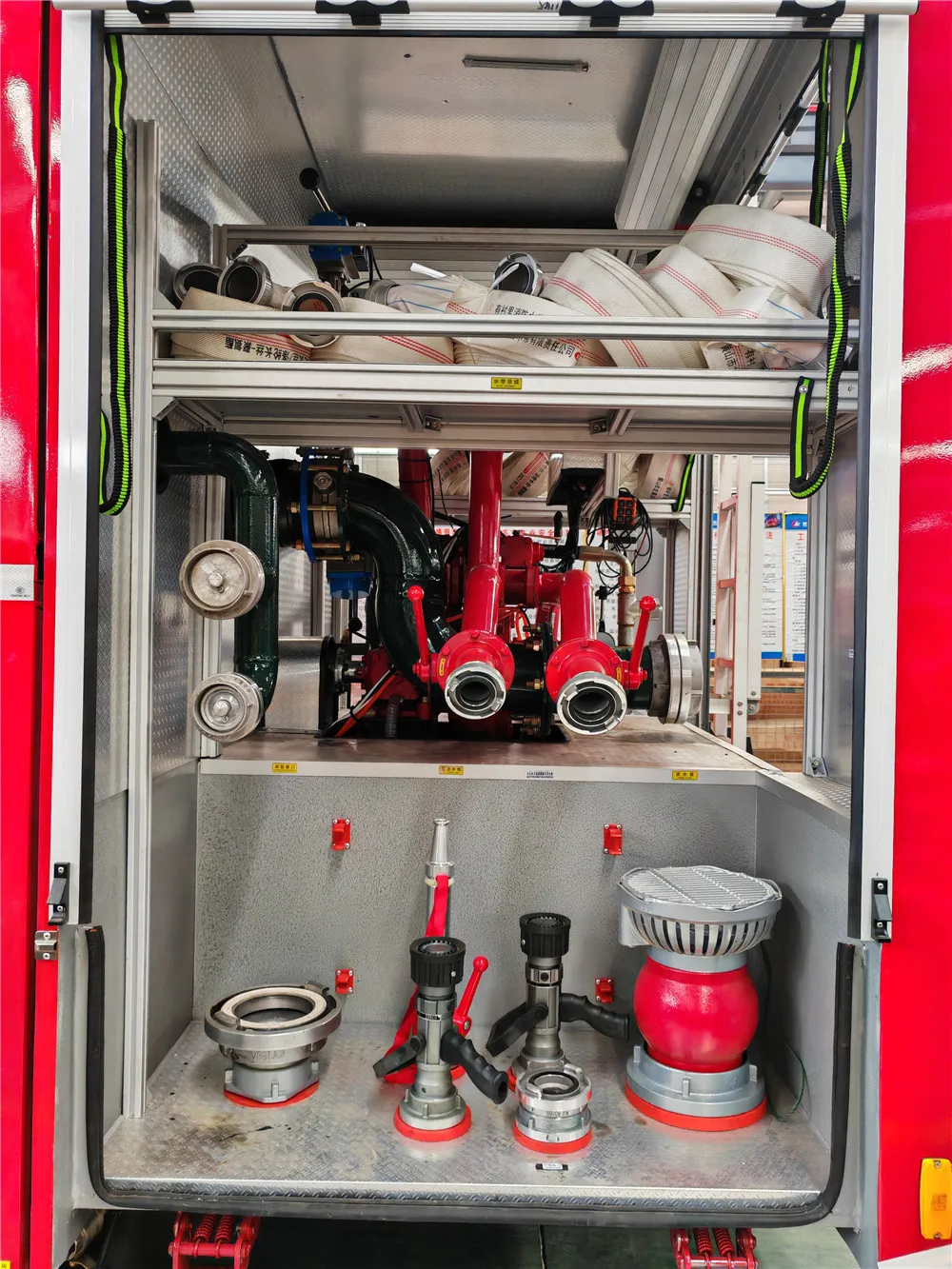 8x4 left hand drive 12 wheel HOWO 20 ton dry powder fire trucks for Congo