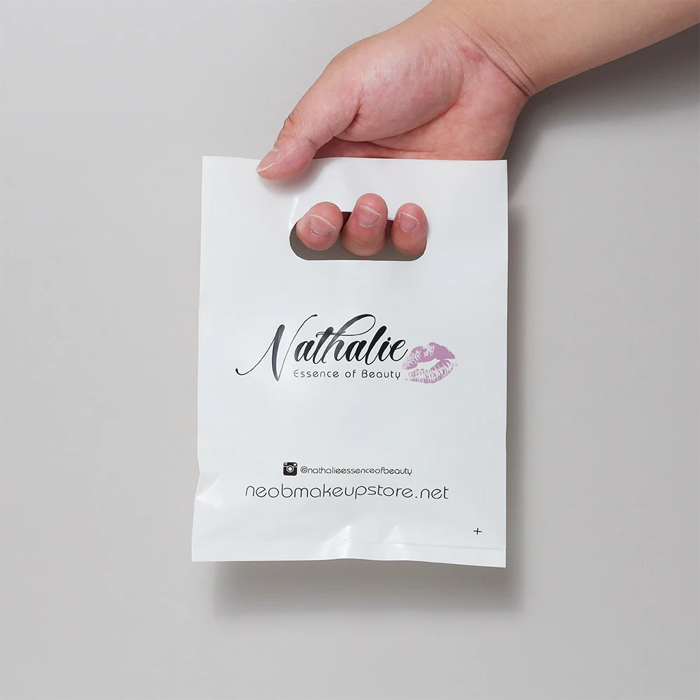 Модные пластиковые подарочные пакеты упаковочные с индивидуальным логотипом от производителя