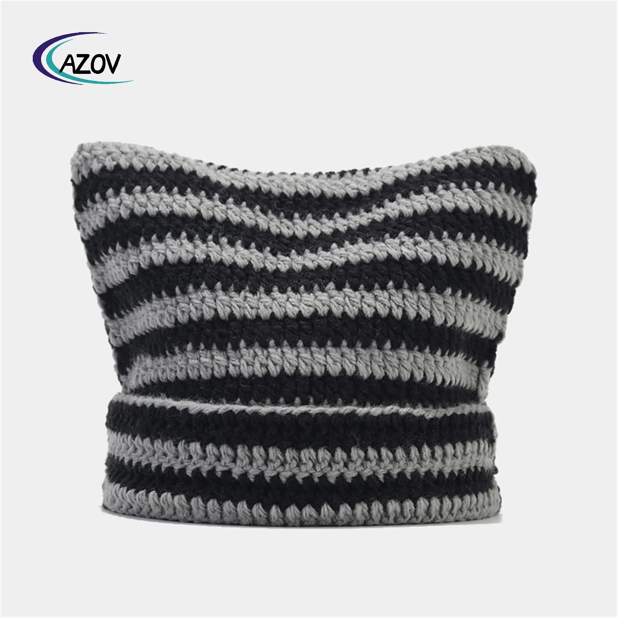 Женская вязаная шапка с кошачьими ушками