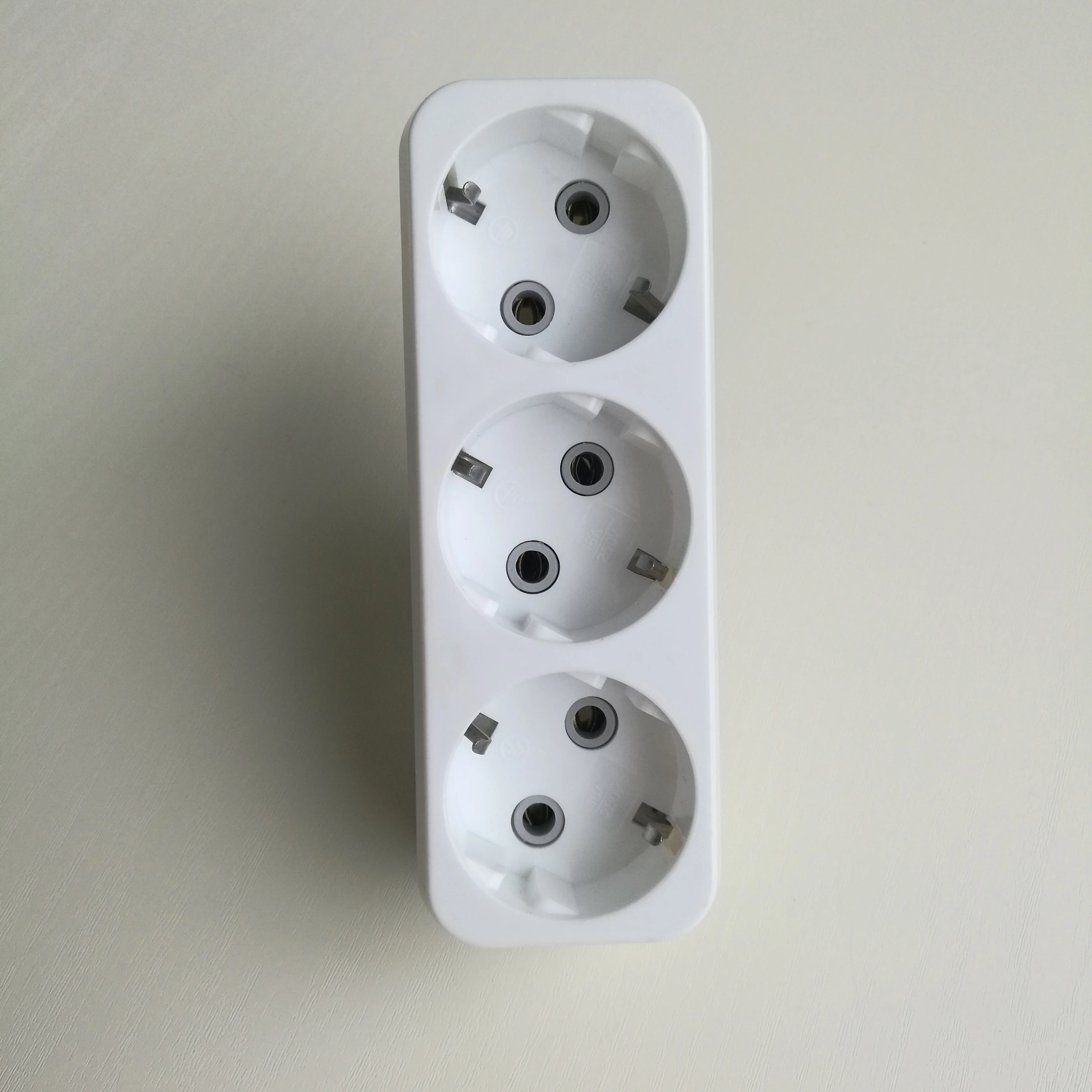 Type 3 Electrical Socket Factory Cost European Adapter Electrical Plug Standard Grounding White PP Material CE, Rohs XH-A1004