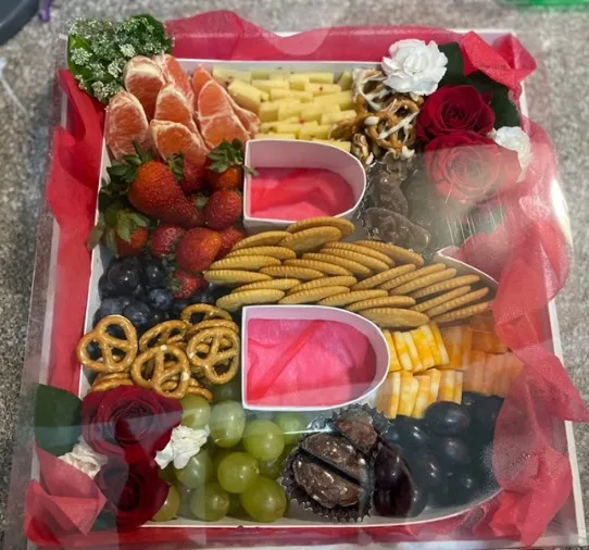 Transparent Cover Fillable Sweet Food Cardboard Charcuterie Packaging letter Shaped Treat Box For Sushi