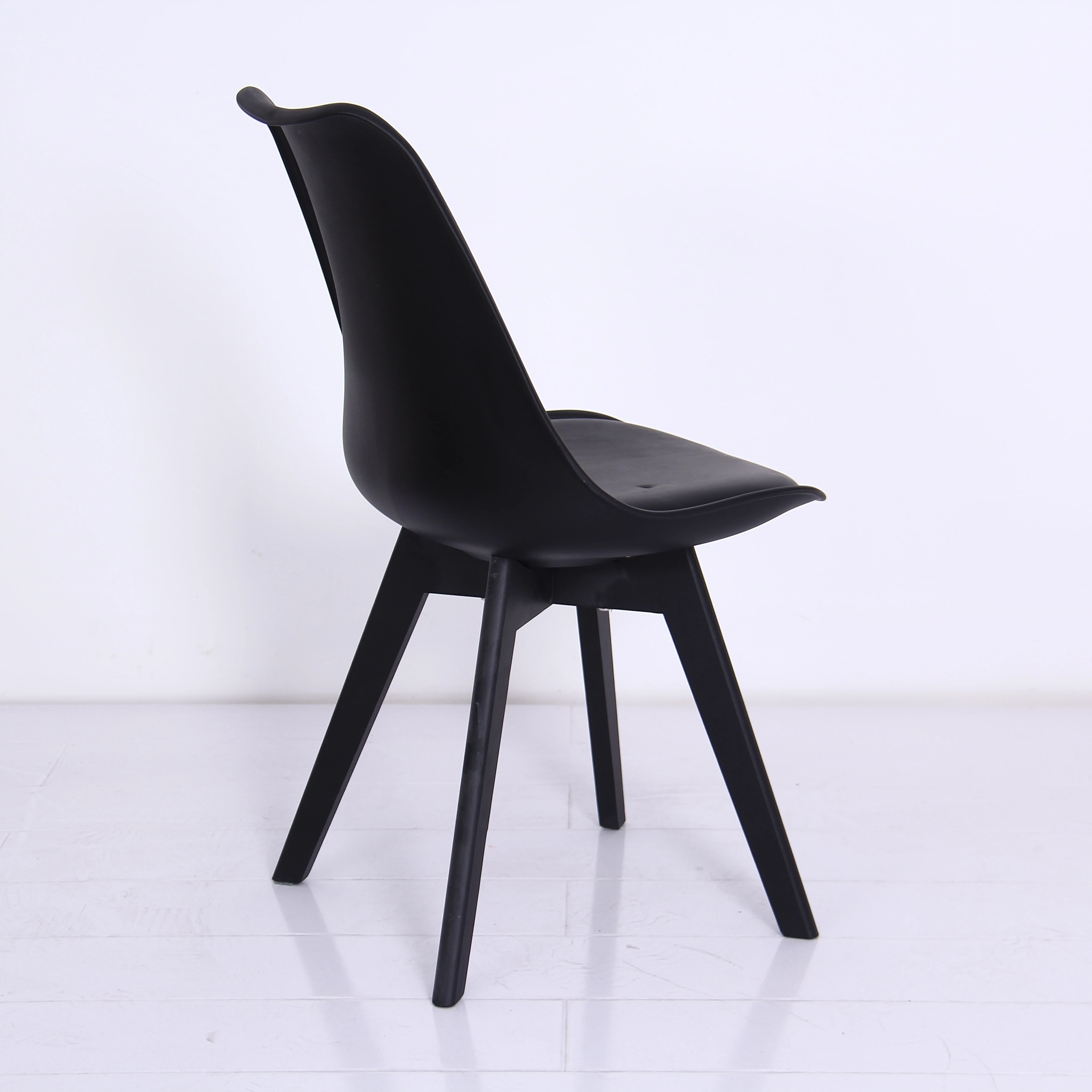 Wholesale Factory Furniture Classic Design Modern Restaurant Kitchen Cafe Sedie Black Plastic Dining Chair with Cushion