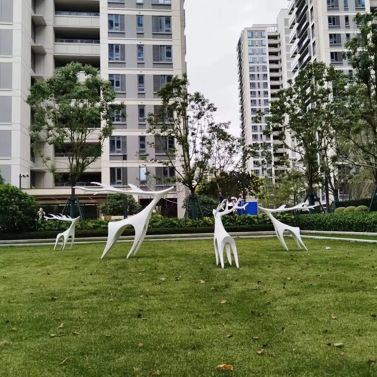 Modern garden display life size deer statue outdoor home yard decor resin fiberglass crafts animal sculpture