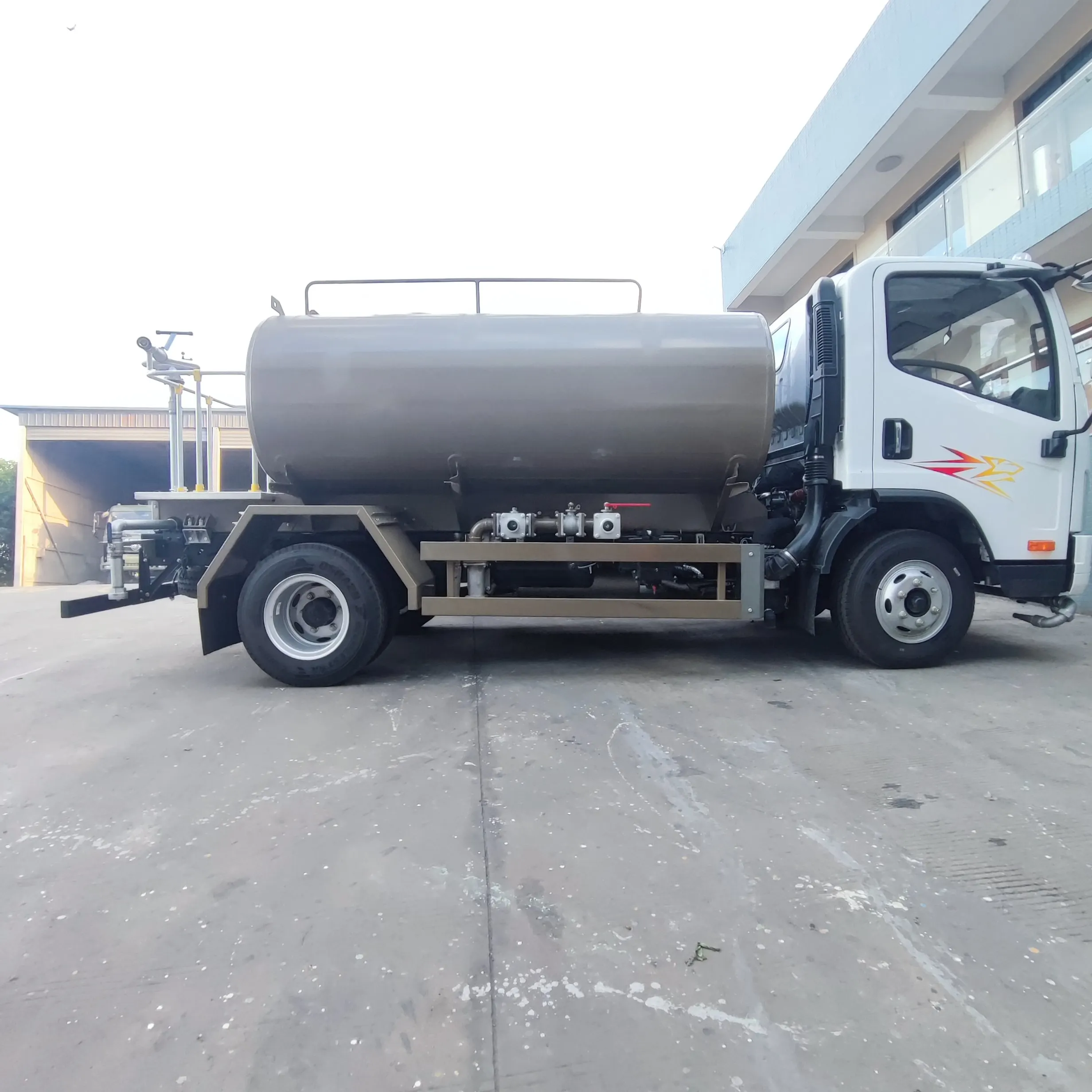 FAW Water Truck Low Price Water Transport Truck 6CBM Garden Greening Sprinklers Carbon Steel Sprinkler fire truck