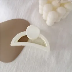 Yiwu Made Small Commodities New Arrival Fashion Ladies Acrylic Half-moon Ladies and Girls Hair Clips