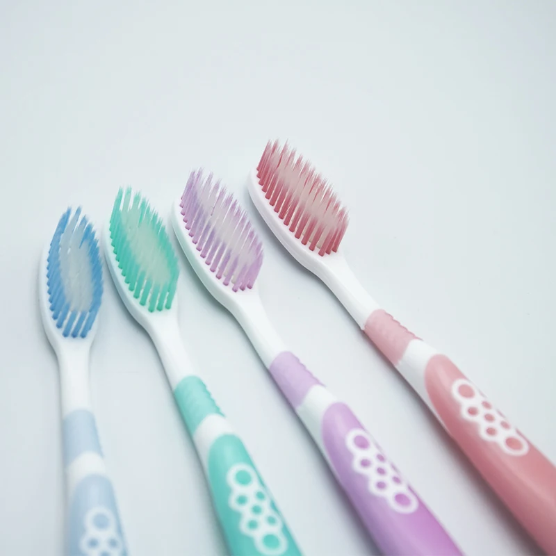 
The best-selling bright white toothbrush PP raw material handle toothbrush is suitable for hotels and families 