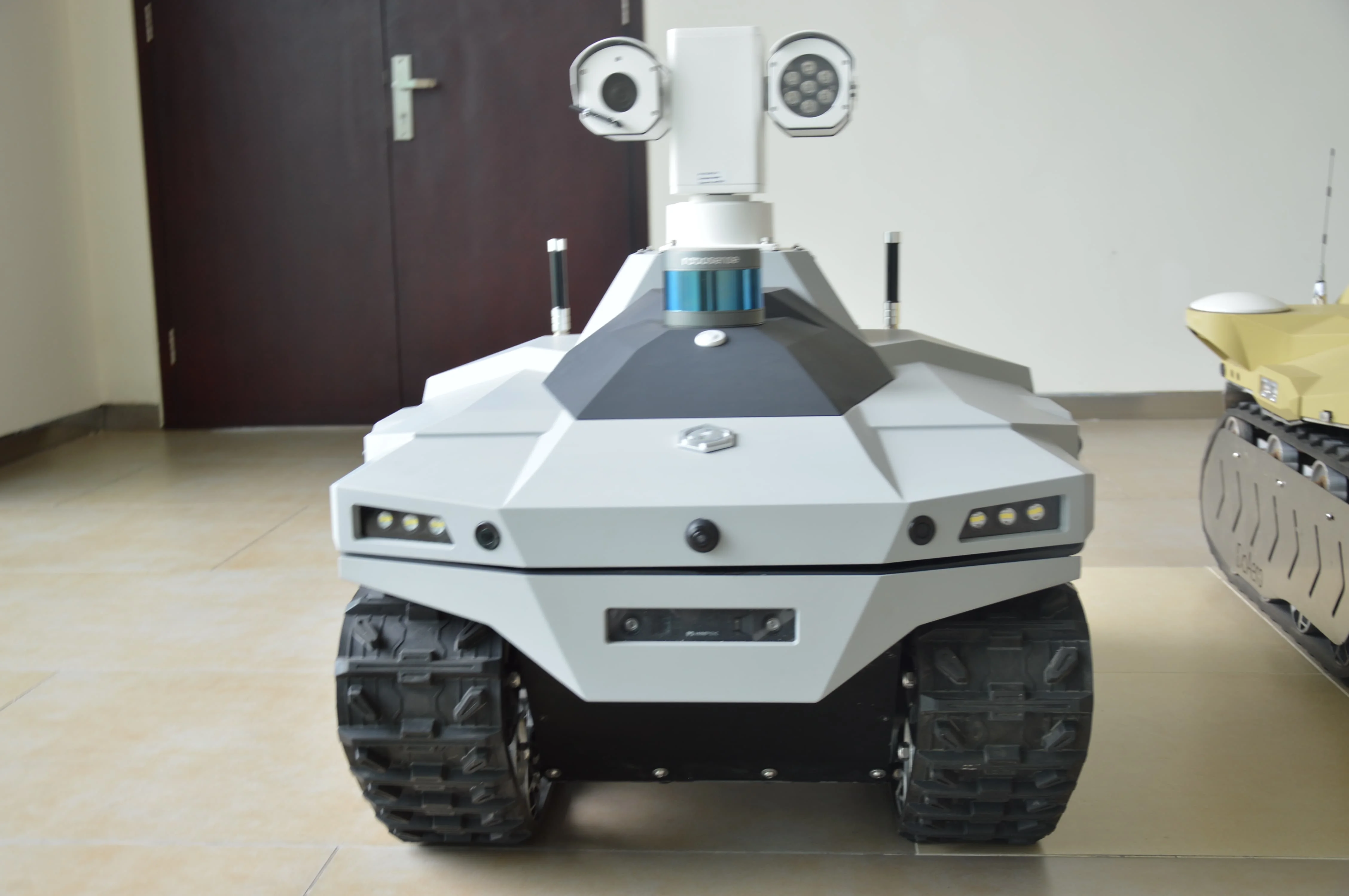 shanghai DG High suitability 24h working robot AI system tracking activities record recognized faces security inspection robot