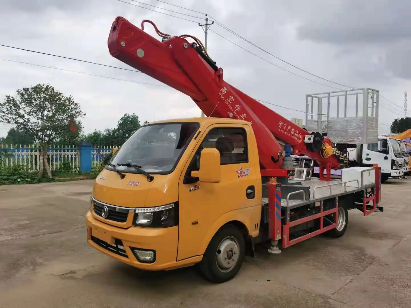 China Famous Brand Aerial Work Vehicle Device Over-head Working Truck for Sale Folding boom aerial operating vehicle