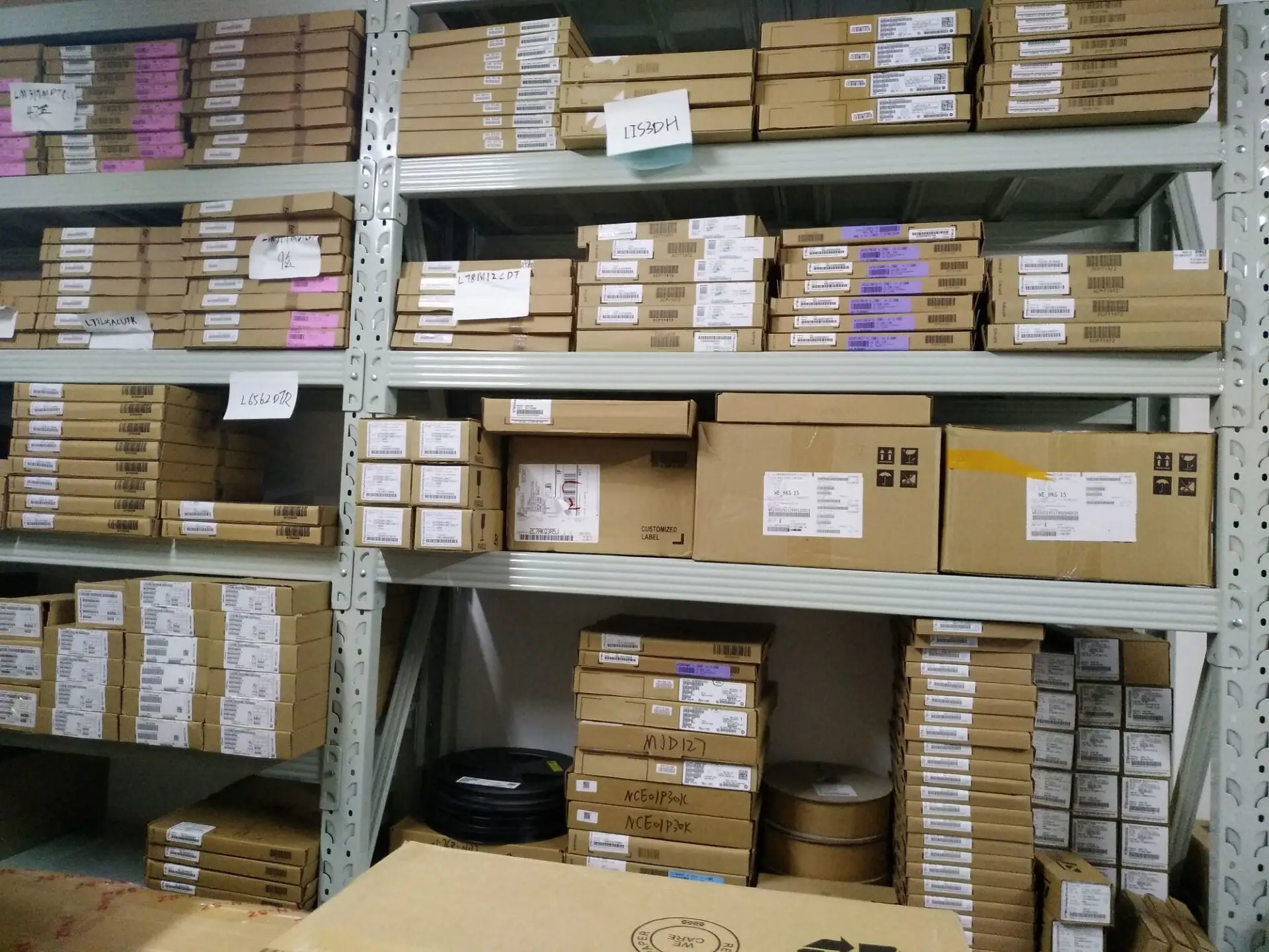 SMD SWITCHING DIODE IN4148 silk screen T4  SOT23 package 1N4148