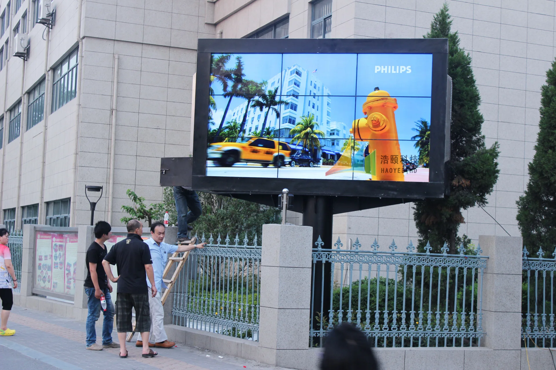 
outdoor LCD video wall digital signage kiosk with perfect display effect better than LED screen monitor 