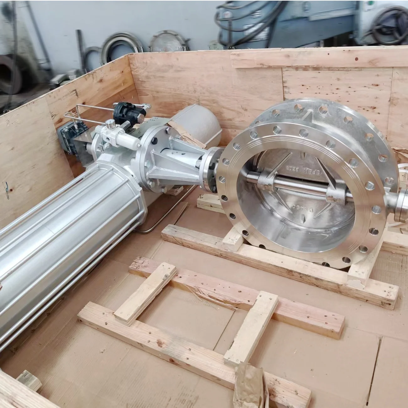 Клапан-бабочка SS с пневматическим приводом Emerson