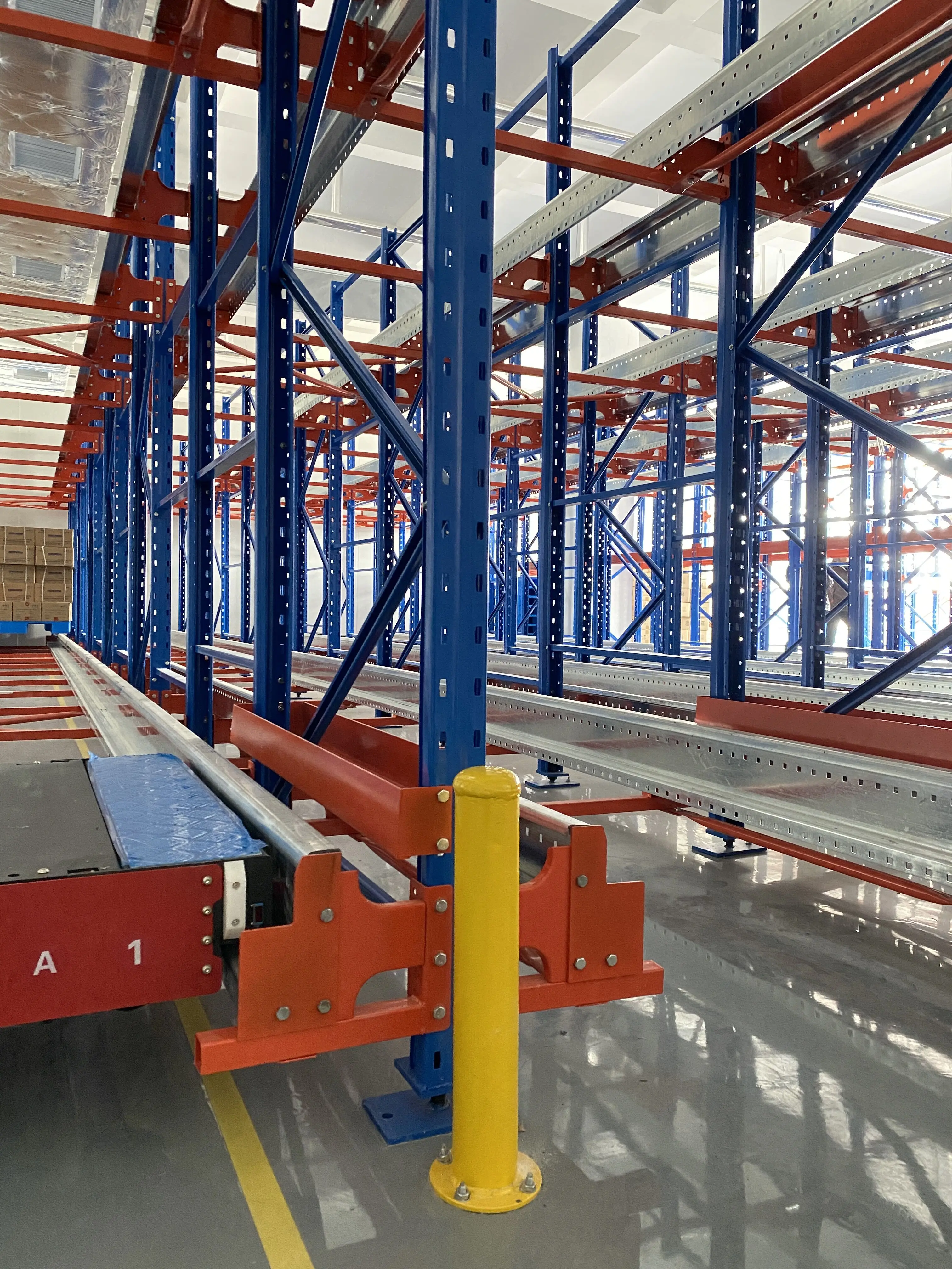 Semi-automatic shelf system four way shuttle car remote control radio shuttle shelf can be used for cold storage factory storage