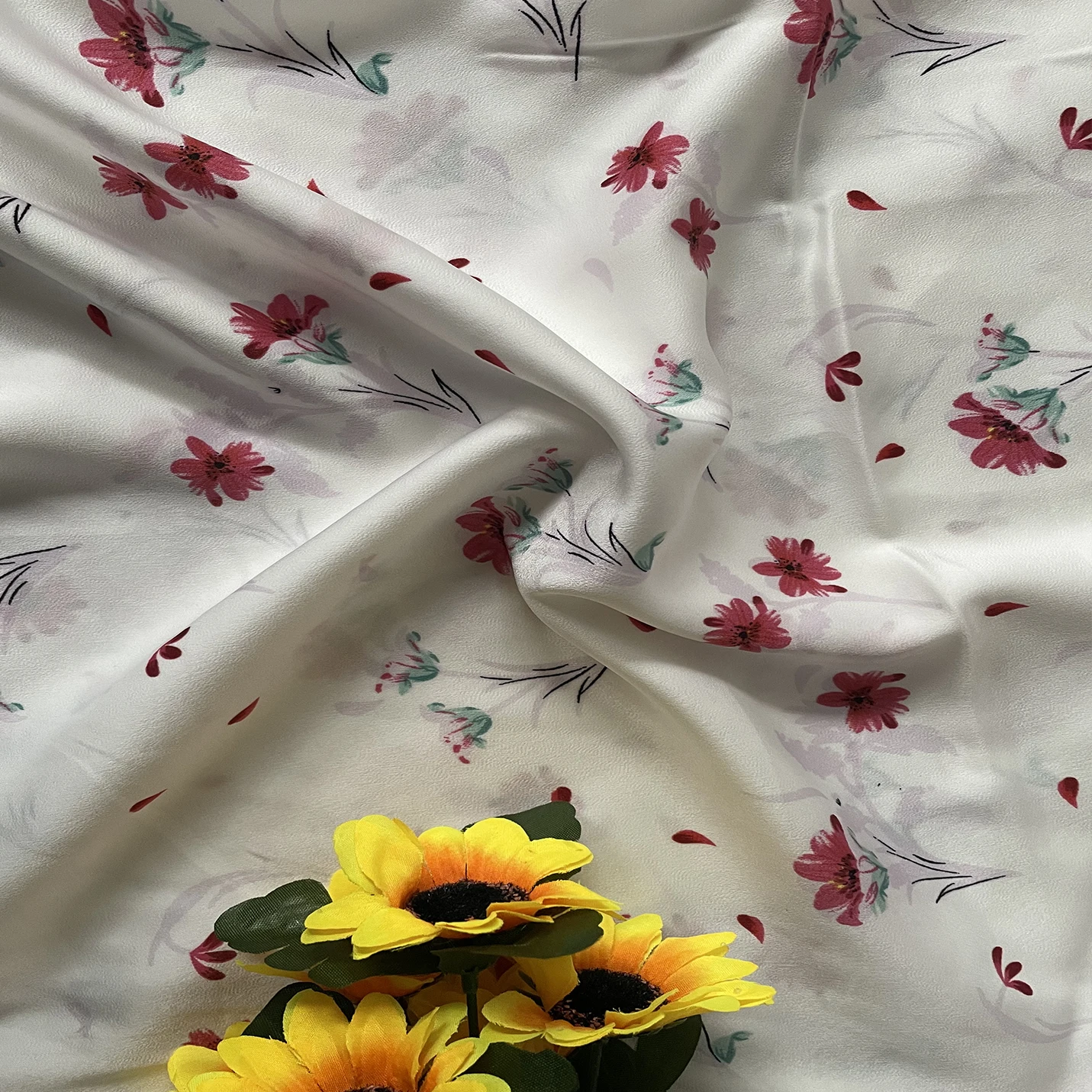 
High Quality Customized Fashion Printed Elegance Satin 100%Polyester Fabric For Making Dress Shirt Blouse 