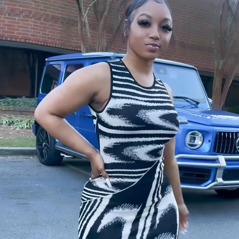 Женское платье макси без рукавов весеннее для отпуска с эстетичным принтом и круглым вырезом 2023