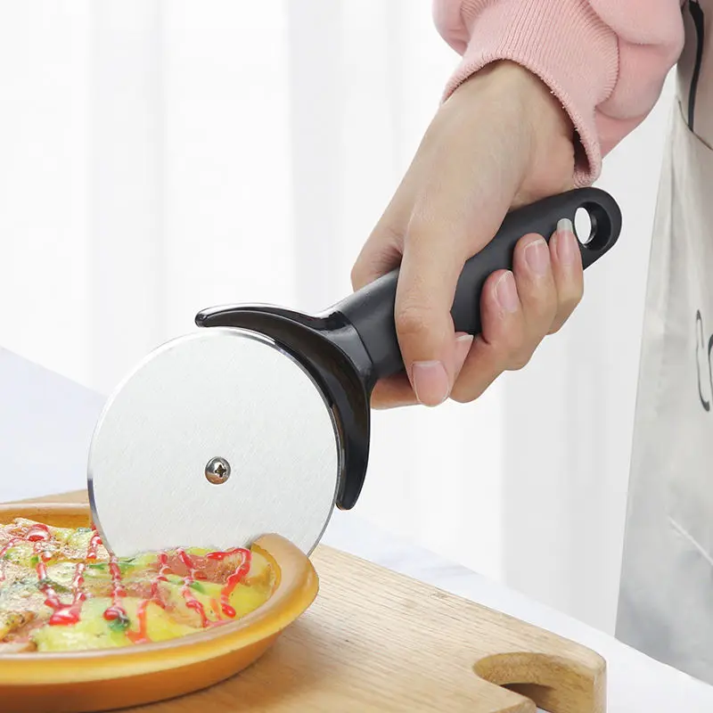 High Quality Premium kitchen pizza cutter comfortable handle good grip pizza wheel with protective cover