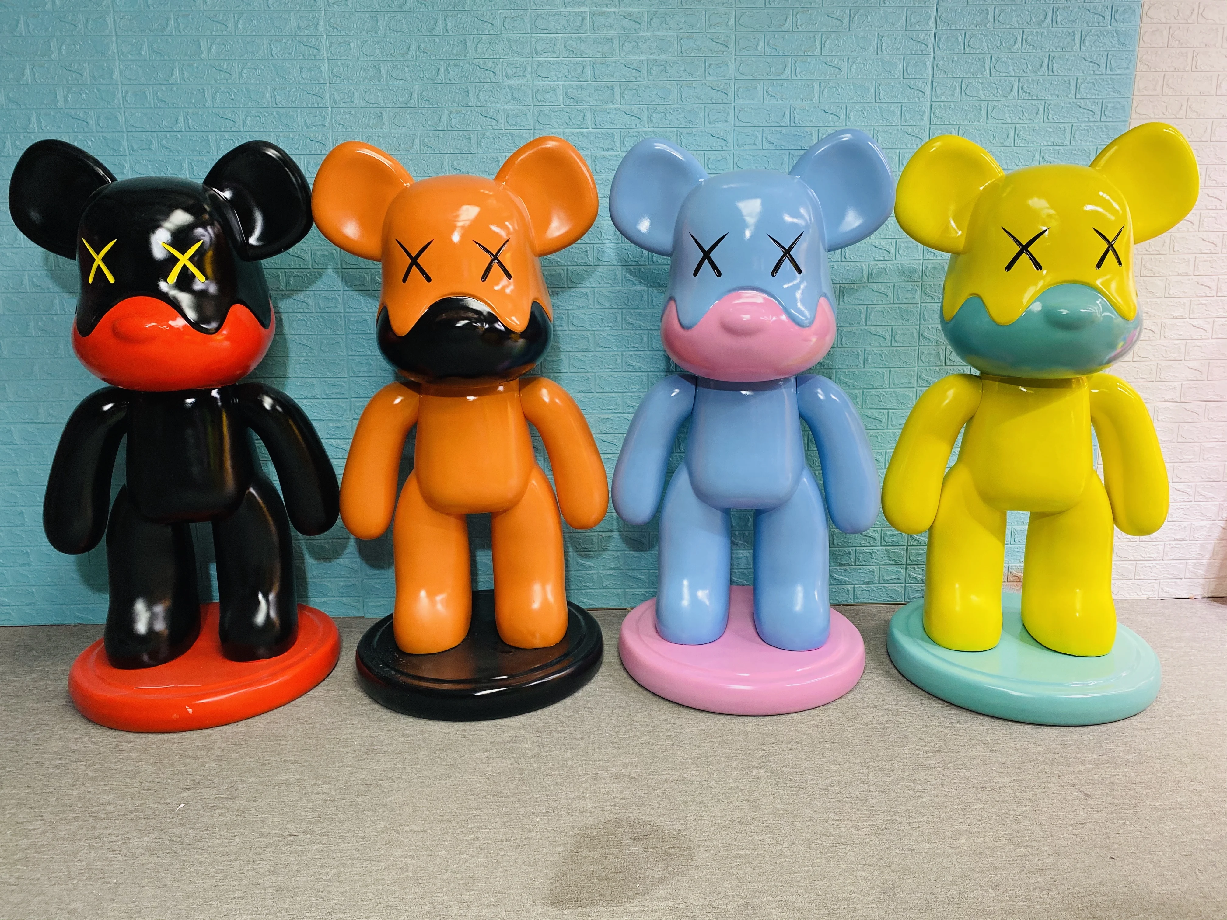 Outdoor 1.3m Large Fiberglass Bear Sculpture Animal Sculpture For Shopping Mall Theme Park