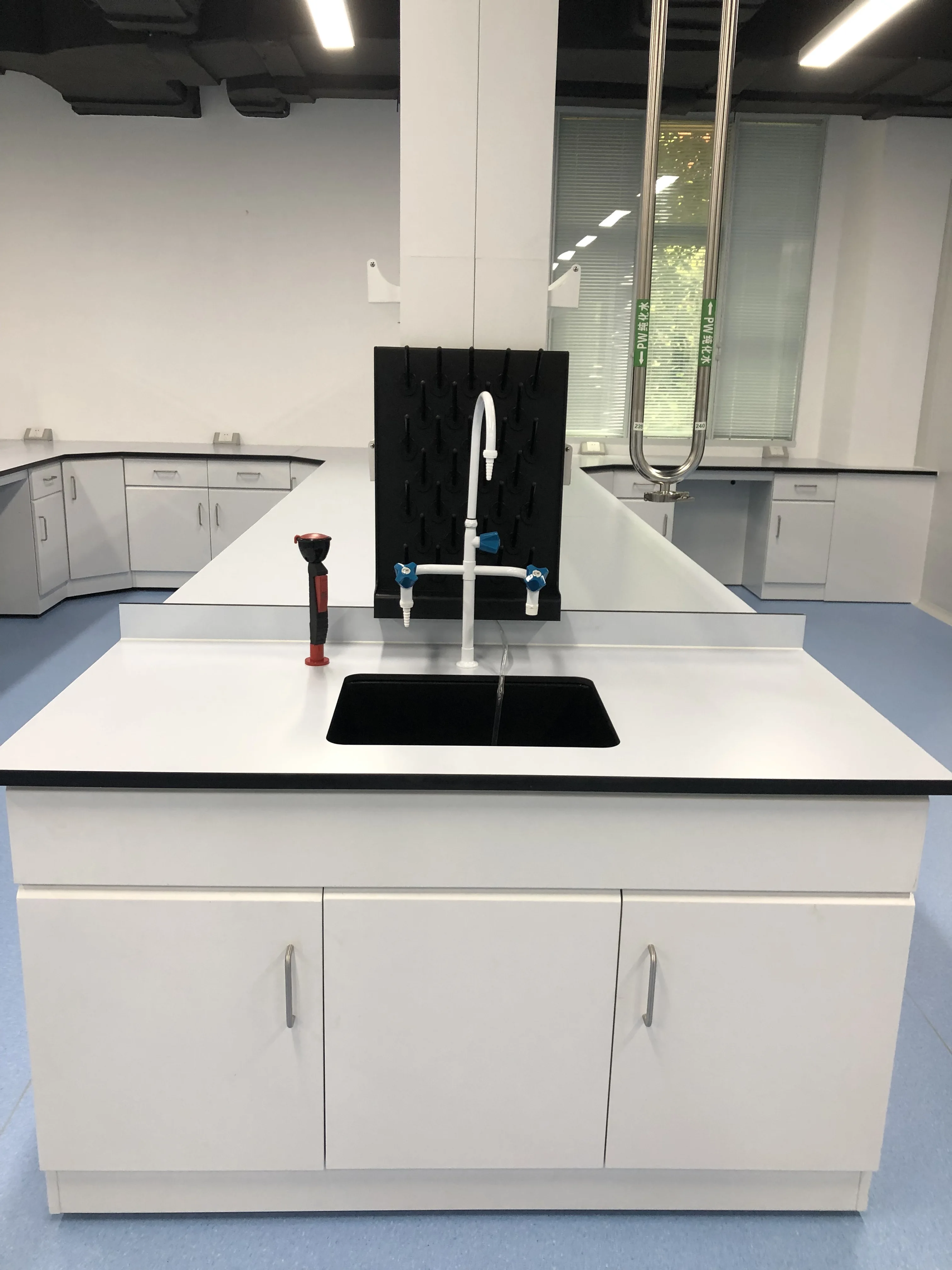 Integrated island bench mobile laboratories work bench with pp sink lab desk school lab furniture