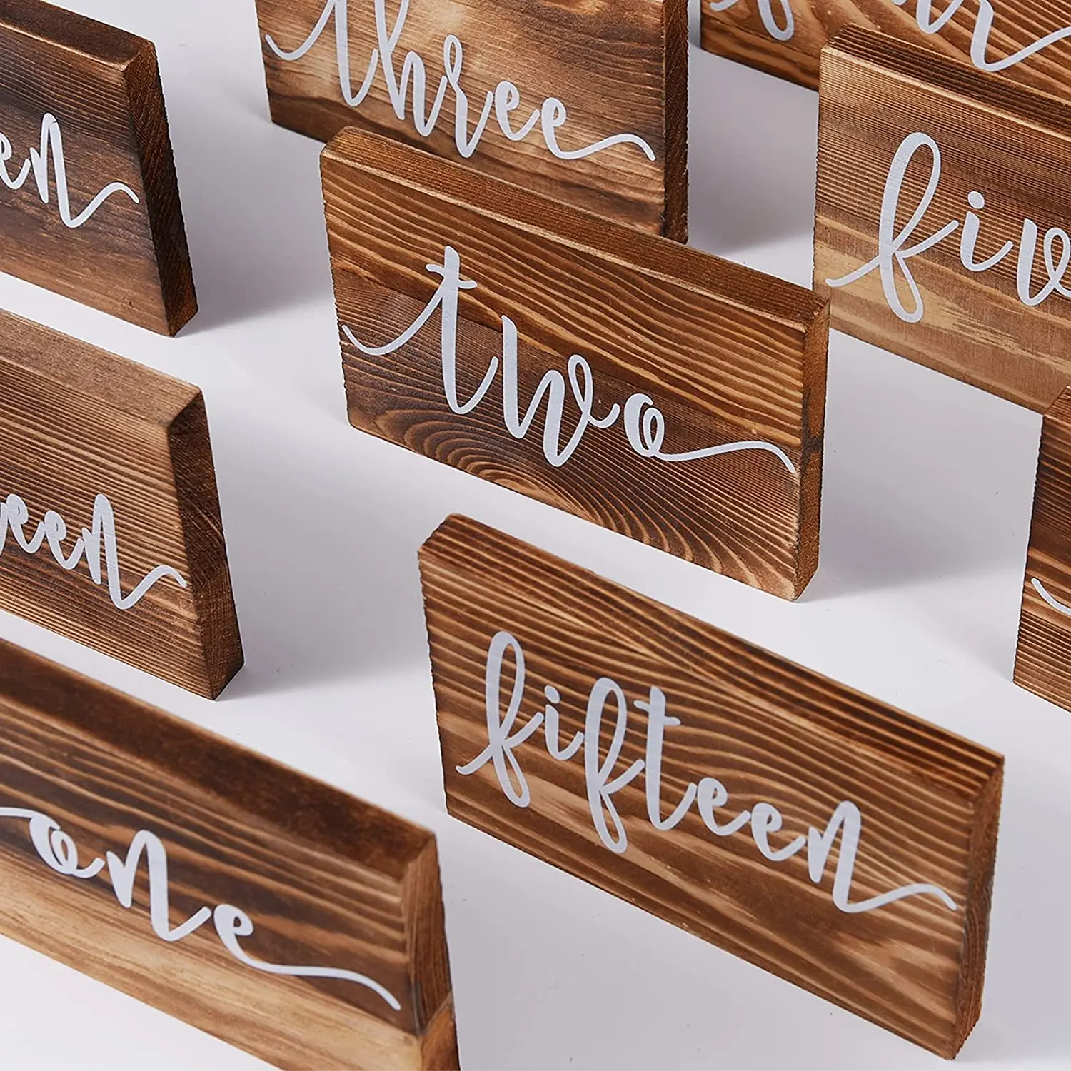 Деревенский деревянный свадебный стол с цифрами