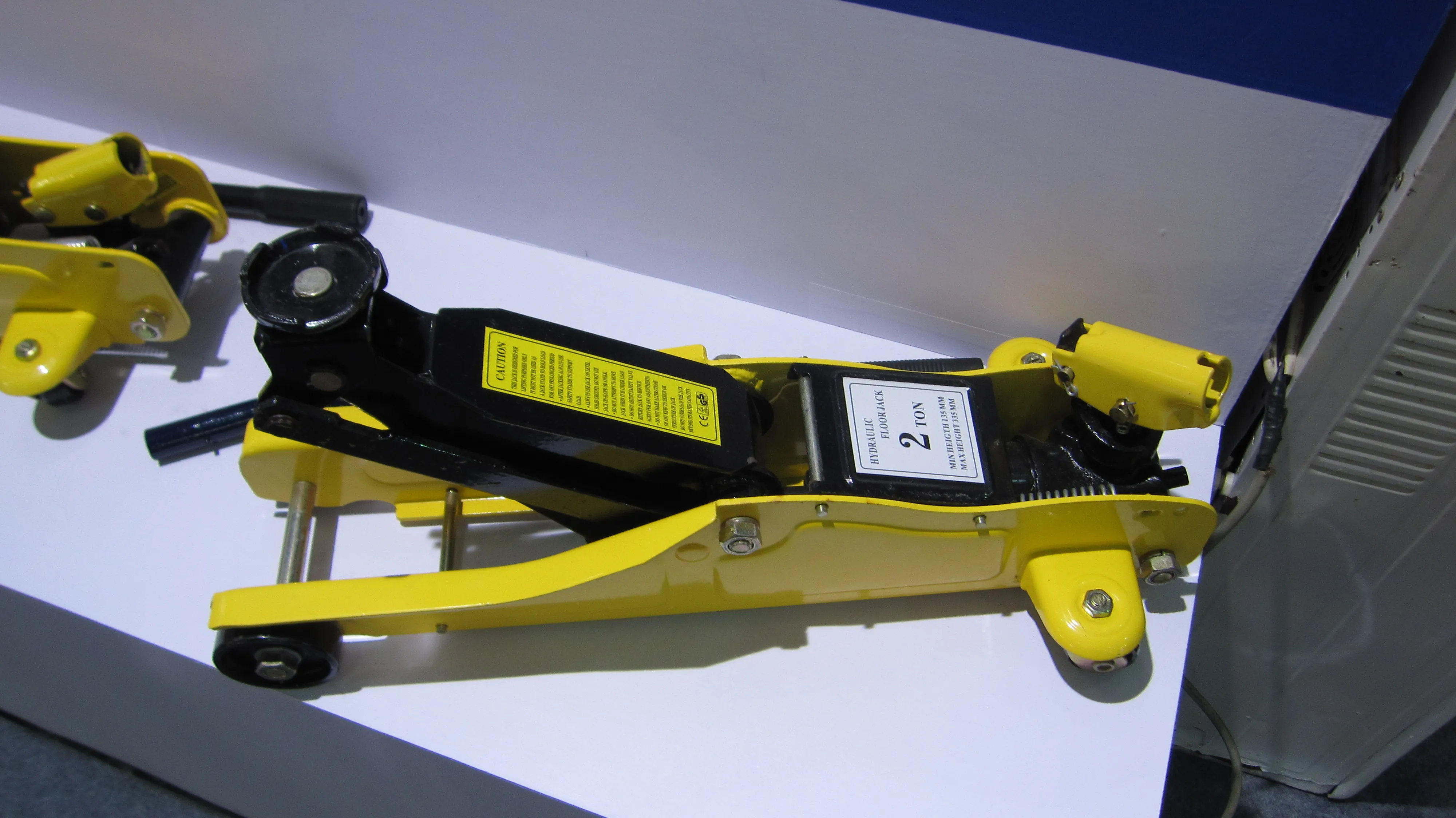 2 ton hydraulic floor jack Vehicles suitable for all kinds of auto repair Vehicle Lifting Auto Body