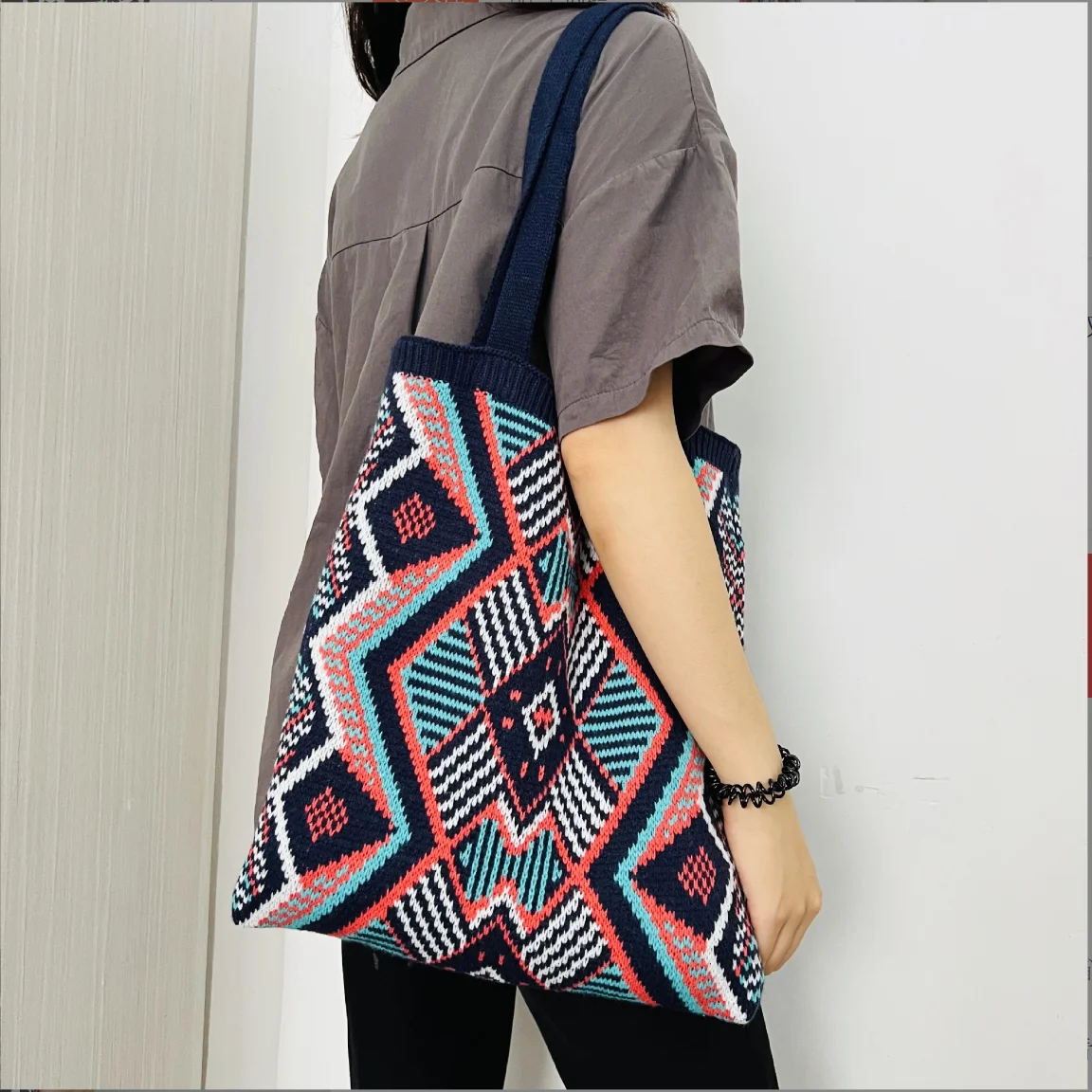 2022 Wholesale Fashion Korea Chic Knit Plaid Shoulder Women Bag Ladies Vintage Tote Handbags