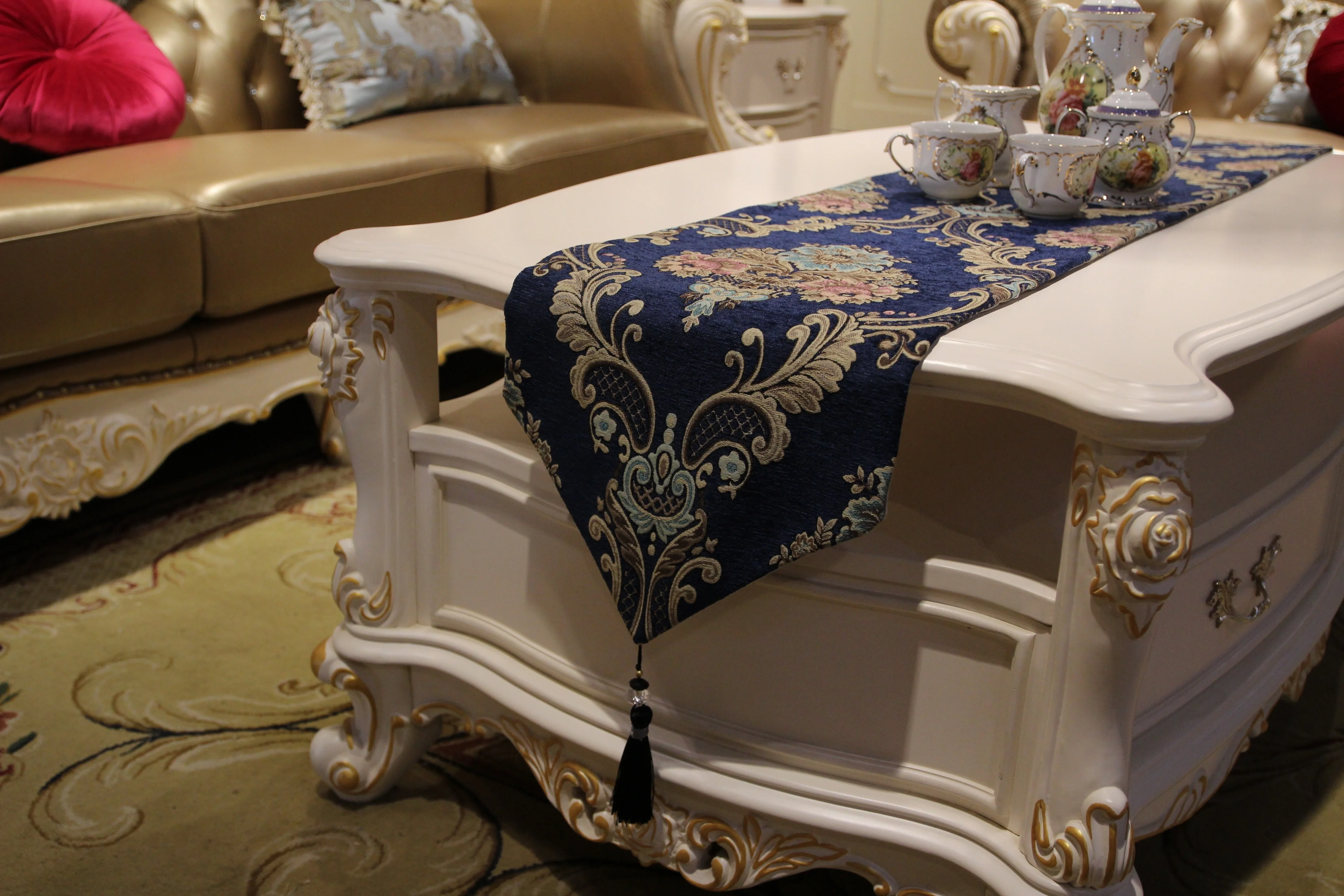 Wholesale European-style luxury yarn-dyed cloth Christmas decorative table runner for home hotel