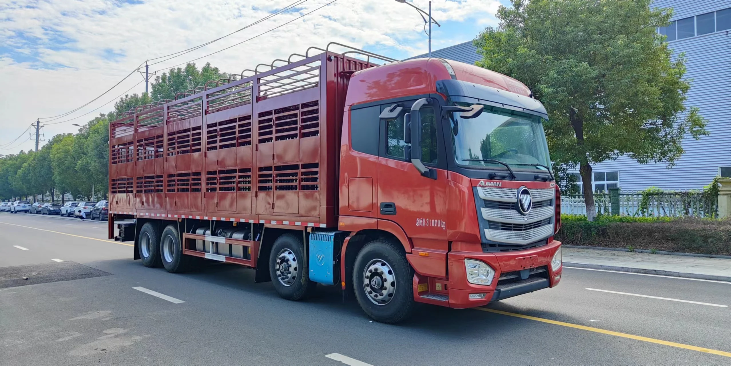 High Quality Heavy Duty 8x4 Three-Layer 30 Tons Truck For Transporting Large Pigs And Piglets Of Various Animals Truck