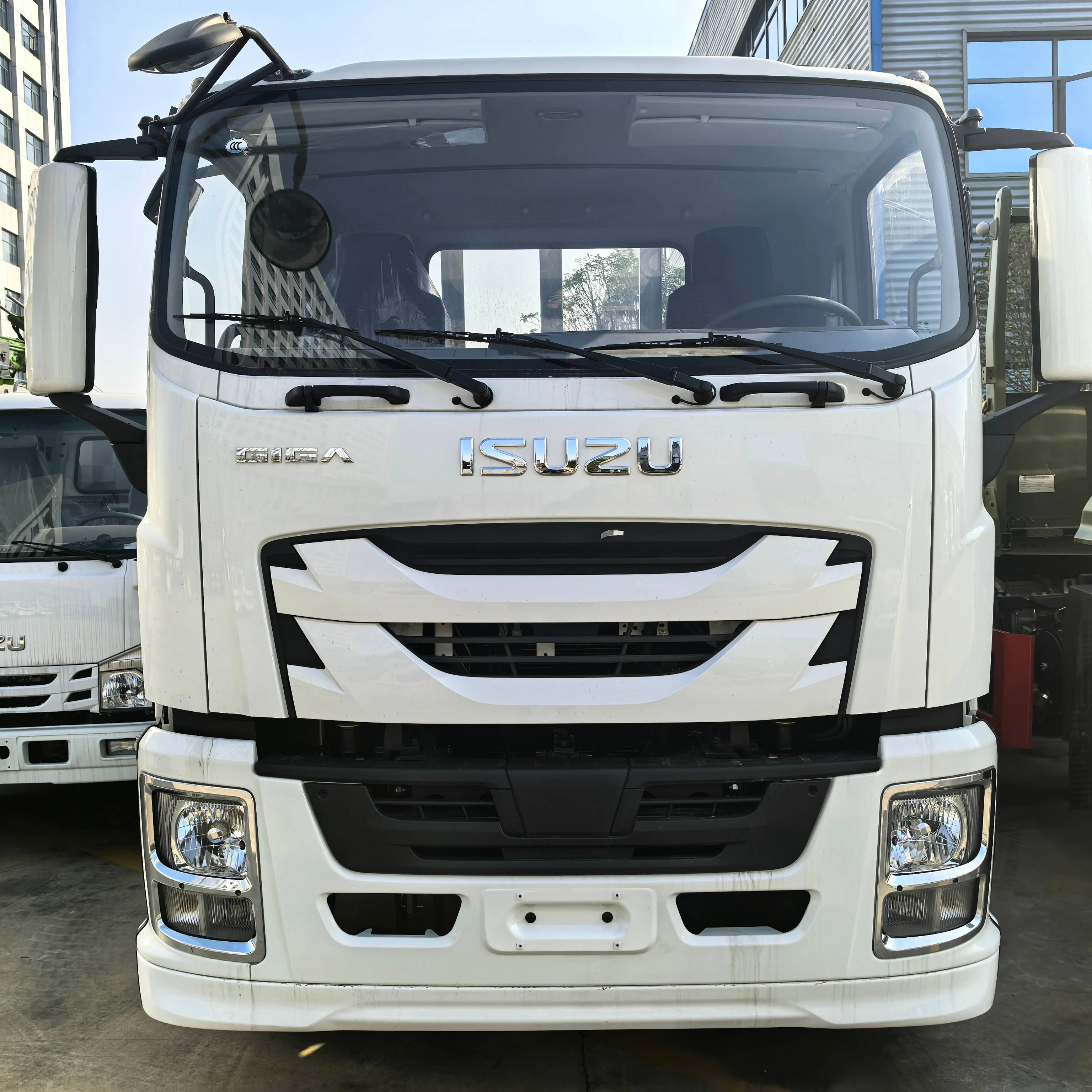 Factory Price ISUZU GIGA 10 ton 4*2 cargo flatbed fence truck manufacture customization available
