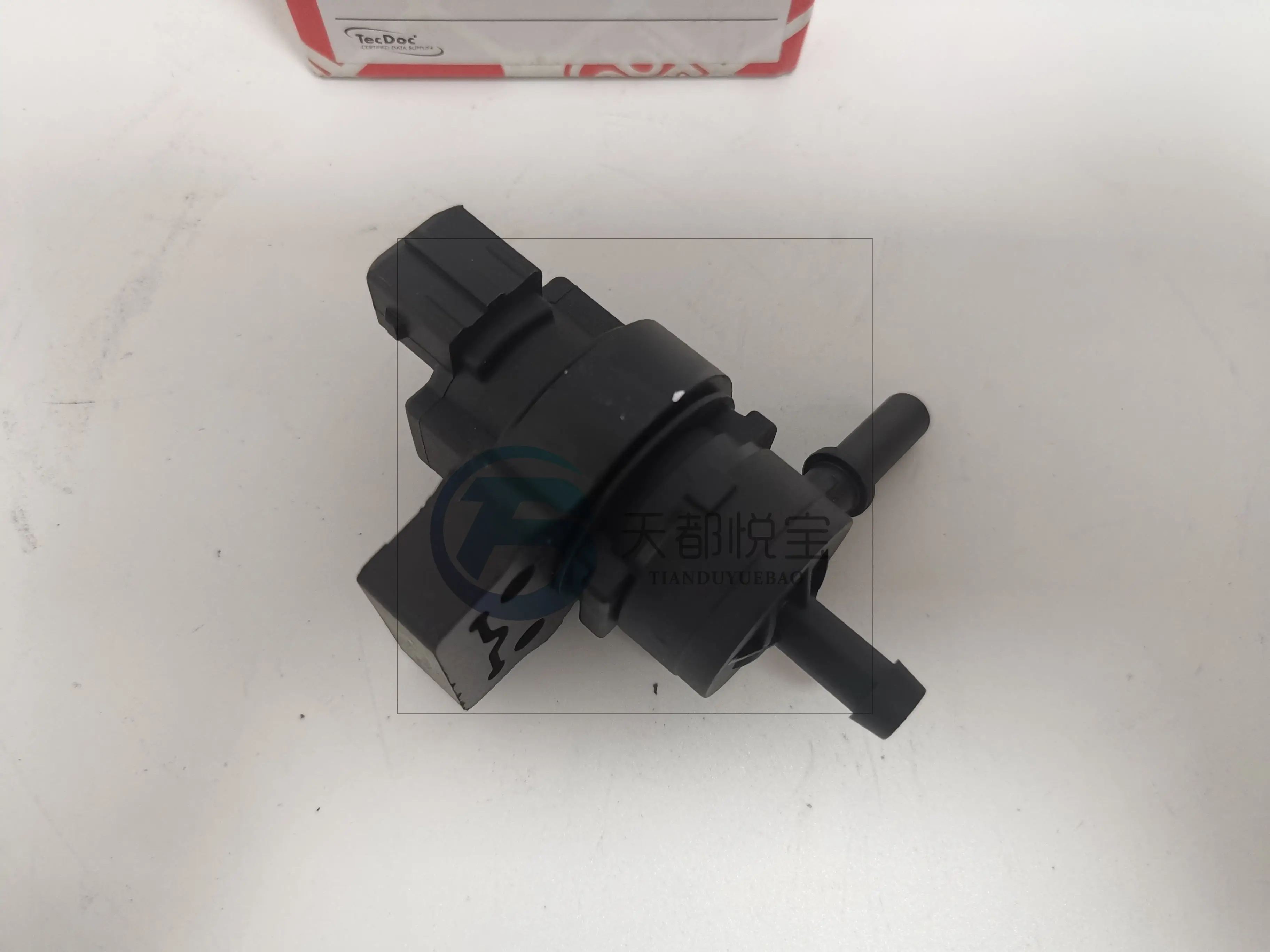 Hot Selling Car Engine Solenoid Valve Vapor Canister Purge Valve Oem 2124702493 For Mercedes Benz W212 Ml350