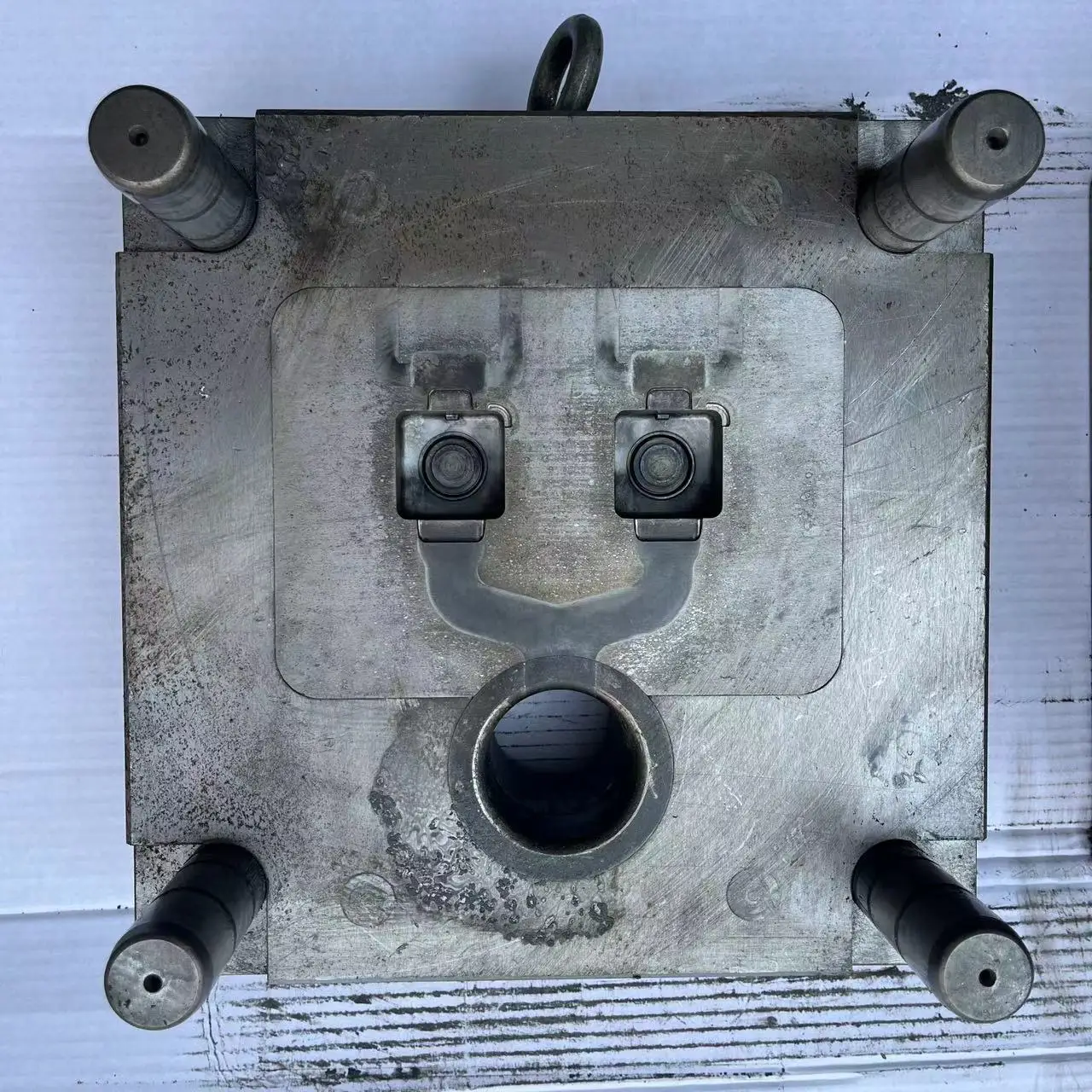 The internal mould material is 8402 or 8407 heat-treated zinc alloy or aluminium alloy die-casting mould.