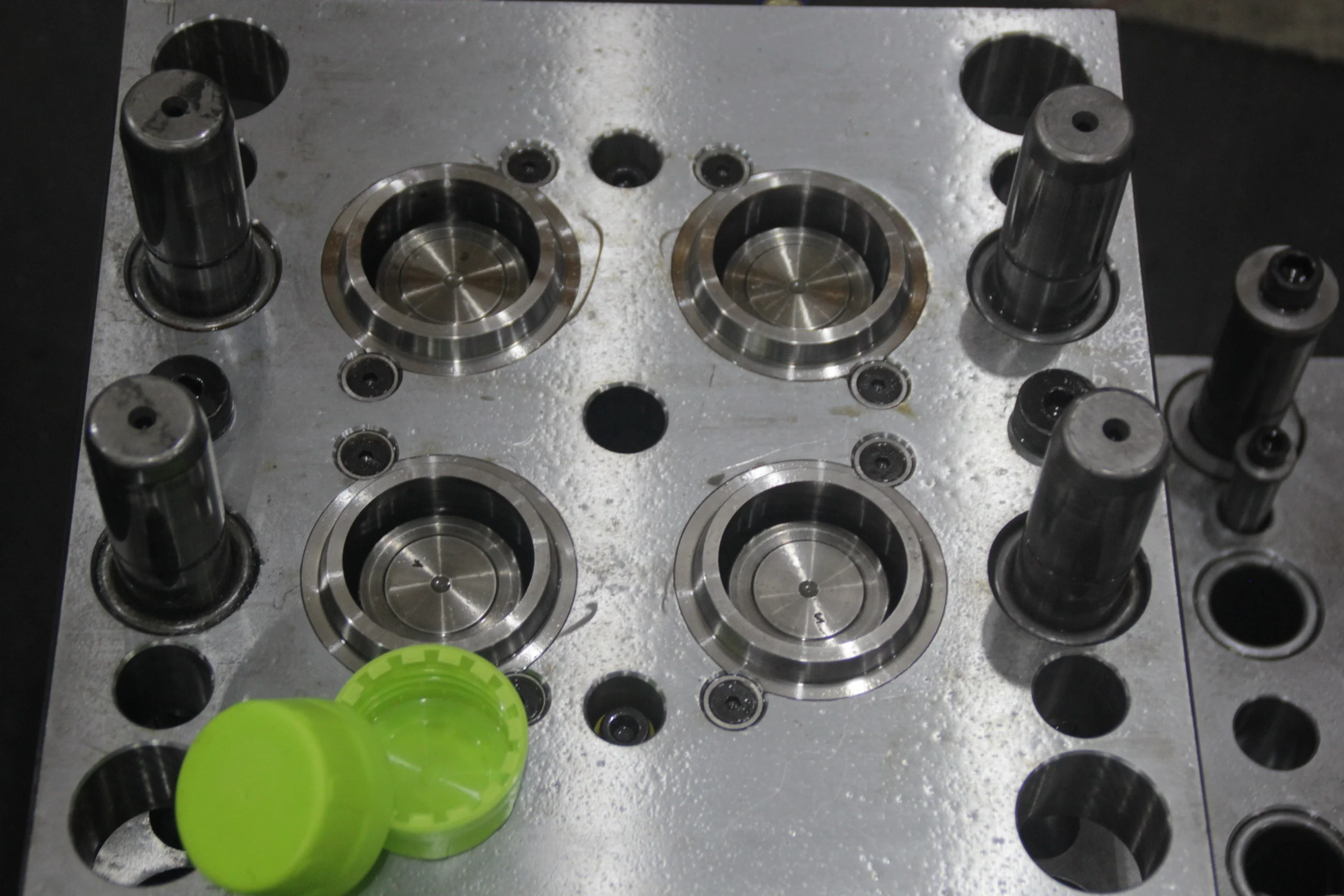 4 cavity Hot selling new bottle cap mold high quality latest engine oil cap mold