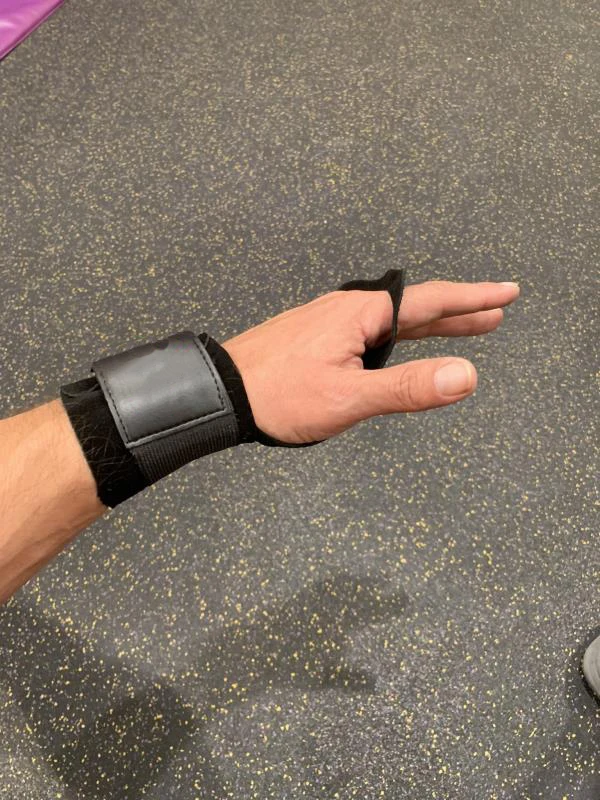 Упражнений в тренажерном зале Регулируемая тяжёлая атлетика с поддержкой запястья для тренажерного зала 3 отверстия кожаные ручки для мужчин и женщин