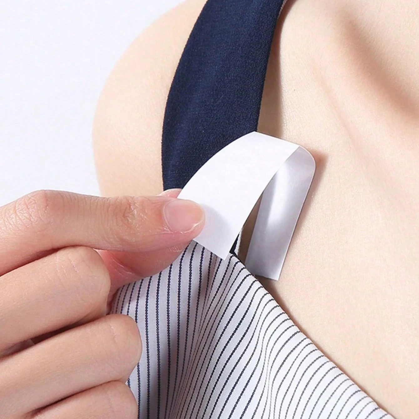 Anti-glare adhesive cloth strips for weddings and parties have high viscosity, comfortable and soft, body tape/skin tape