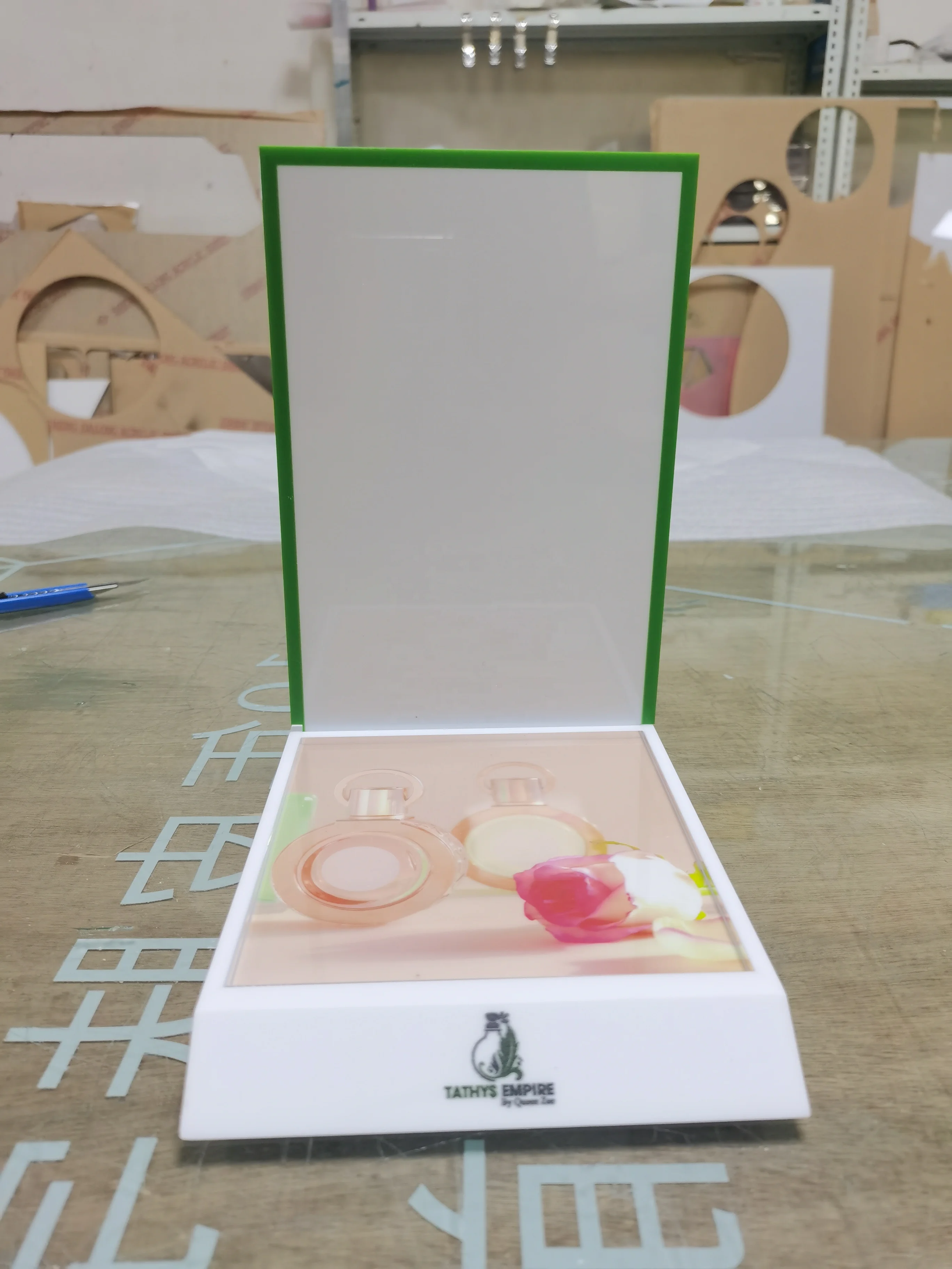 Custom Cosmetic display stand cardboard display stands for cosmetic acrylic L shape display stand