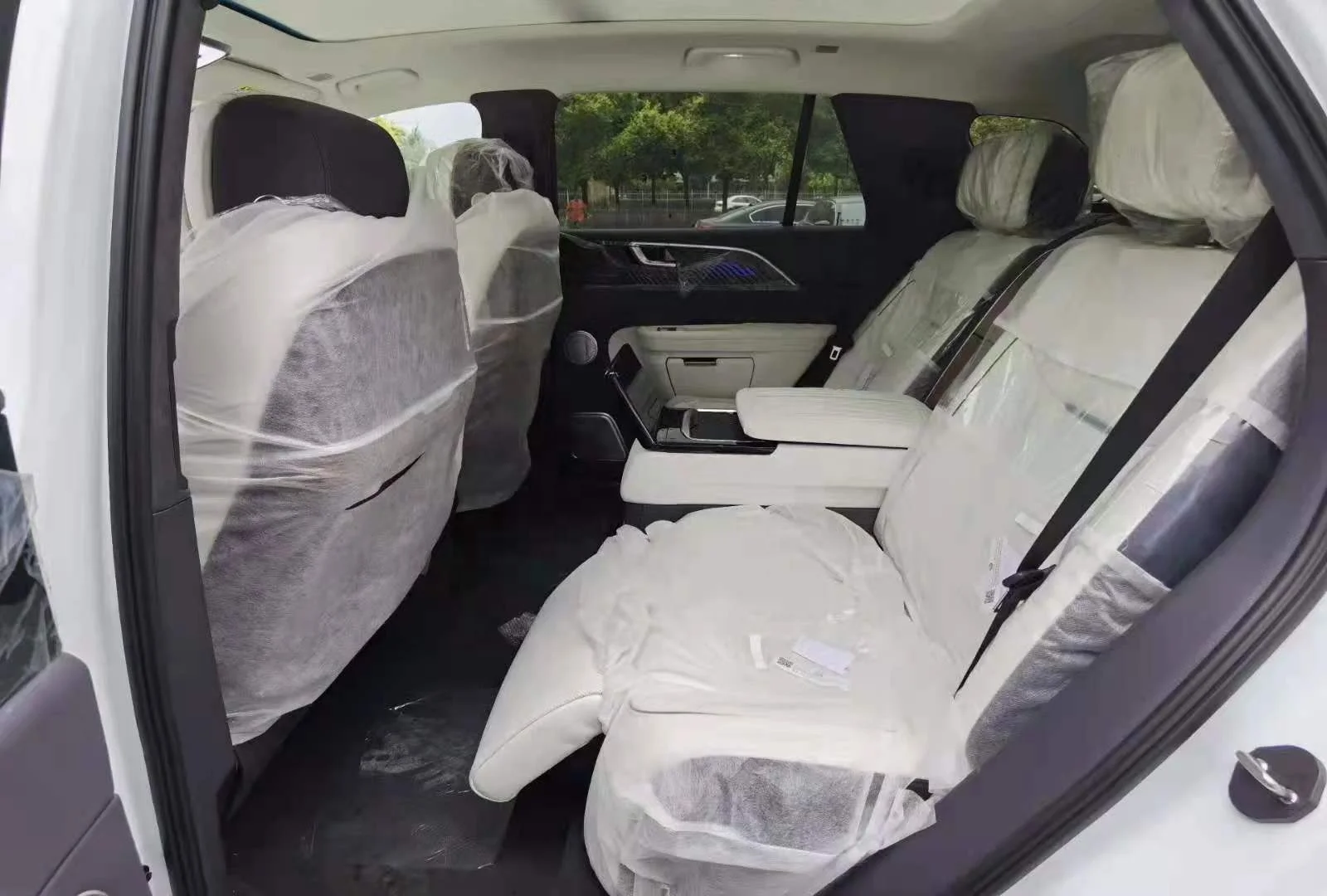 Slightly used 2021 Hongqi E-HS9 Electric SUV ,NEDC Range 510 km