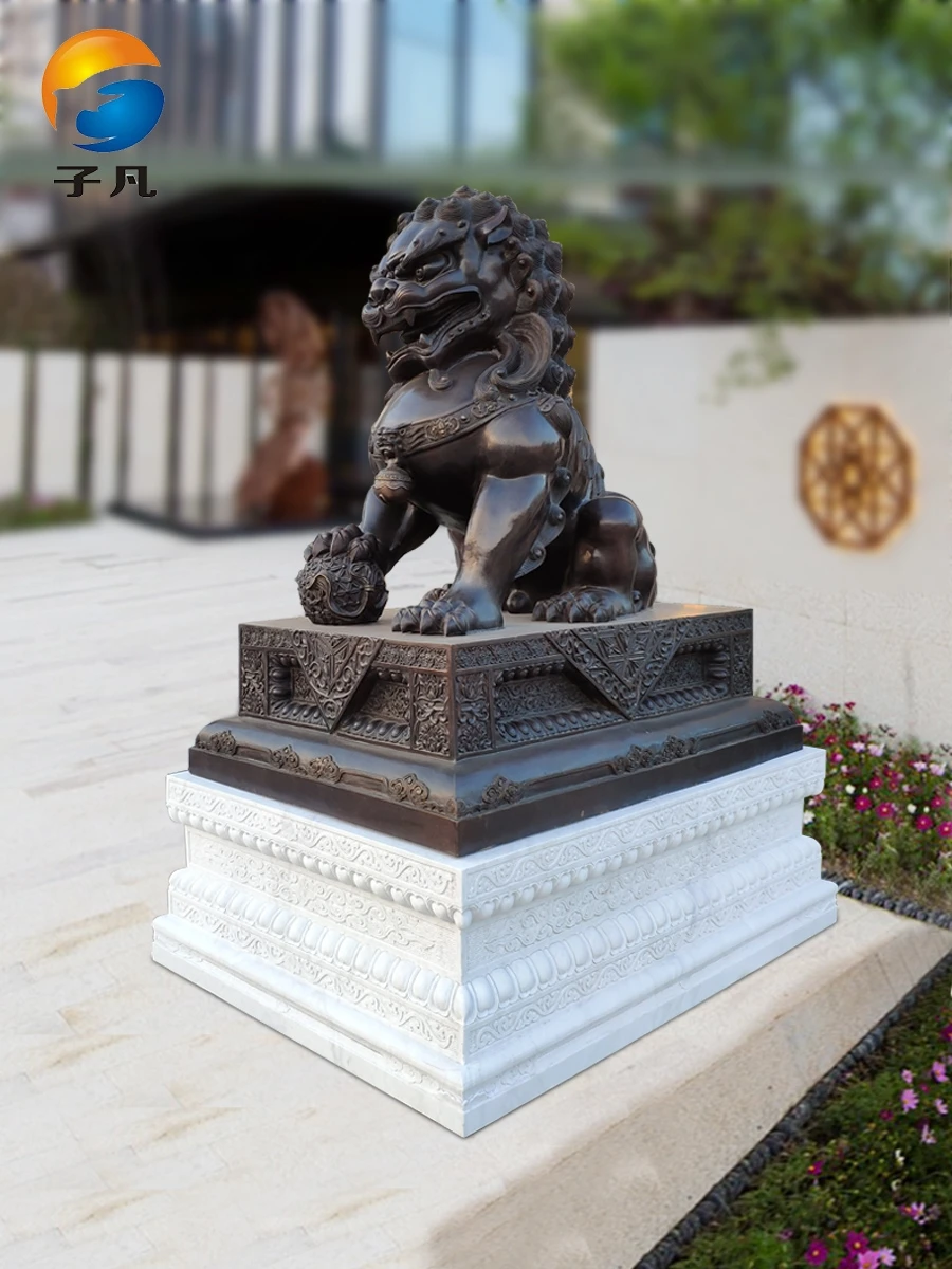Powerful Copper Lion Brass Chinese Traditional Style Outdoor Garden Decoration Hand Carved