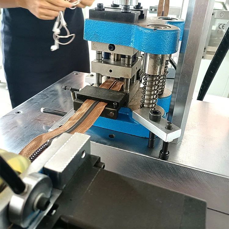 Fully Automatic Open-end Plastic Zipper Punching Vislon Zipper Grooving Machine