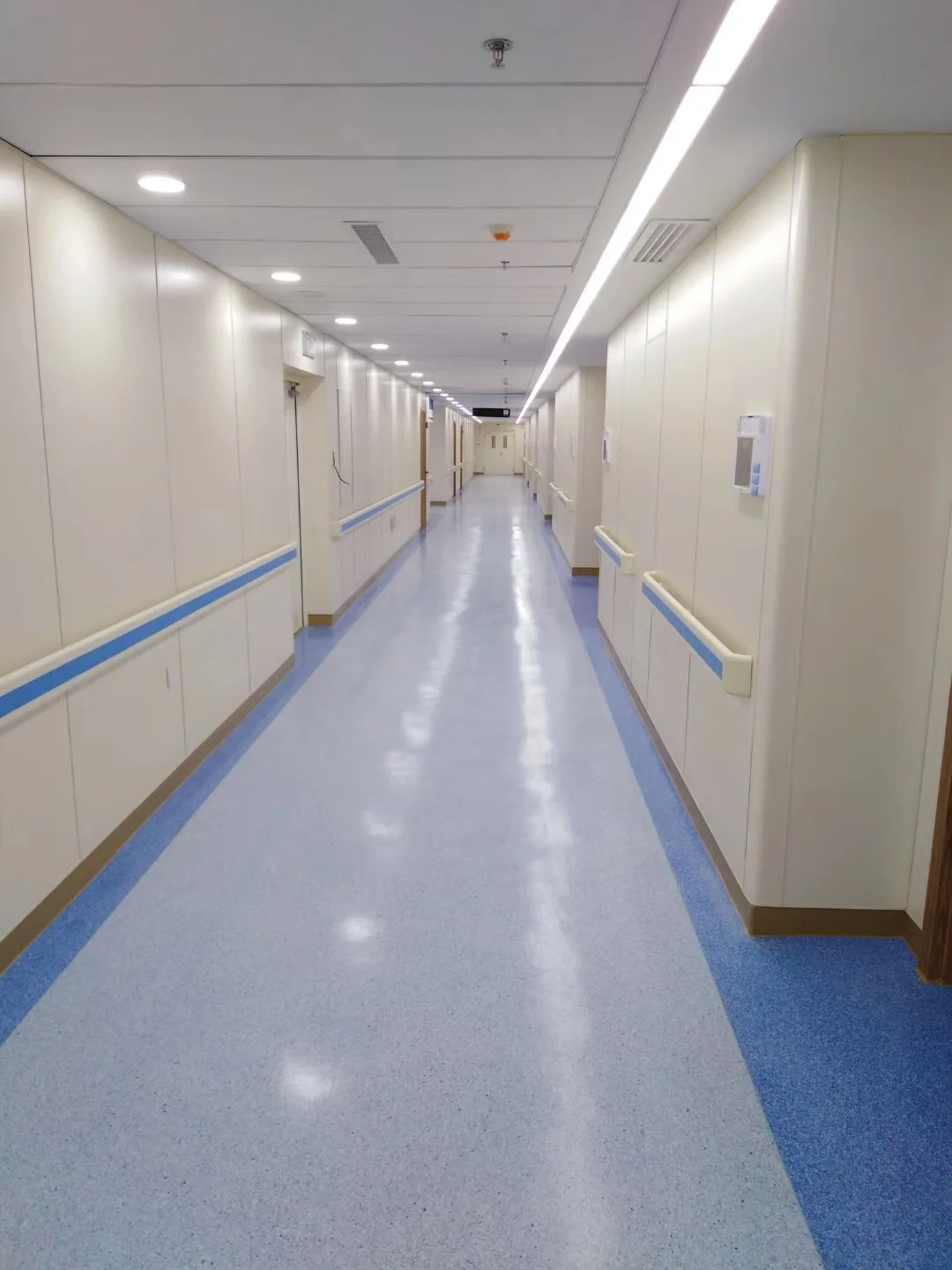 Waterproof medical vinyl flooring Plastic Wood Grain Commercial Vinyl Flooring Carpet Roll Pvc Roll Flooring