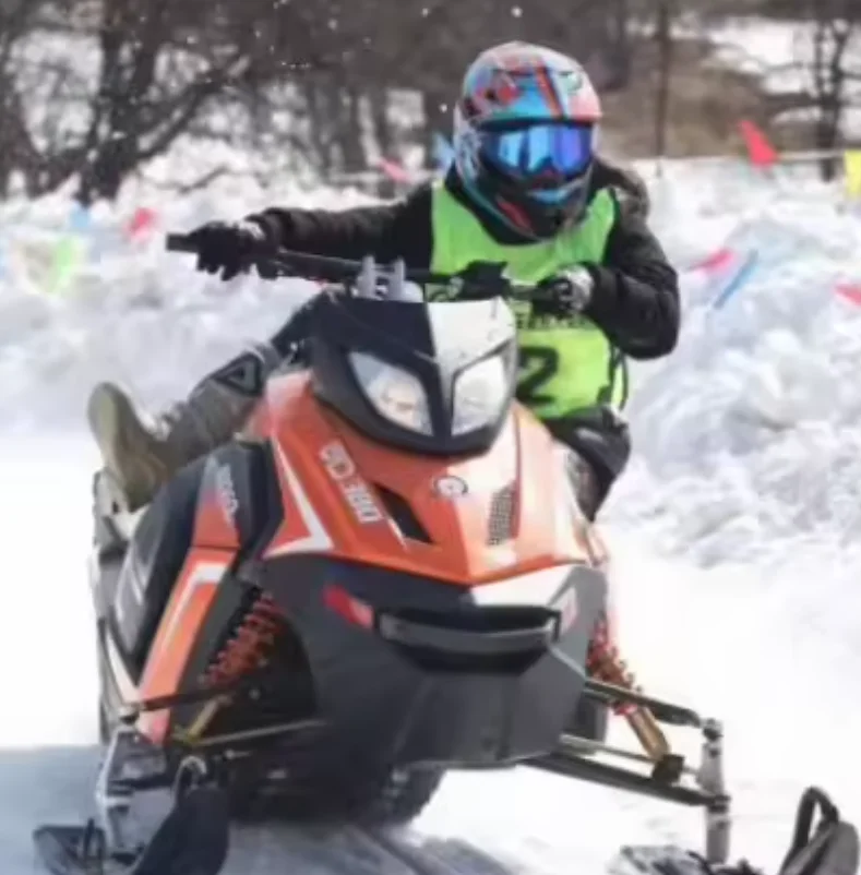 Бензиновый снегоход